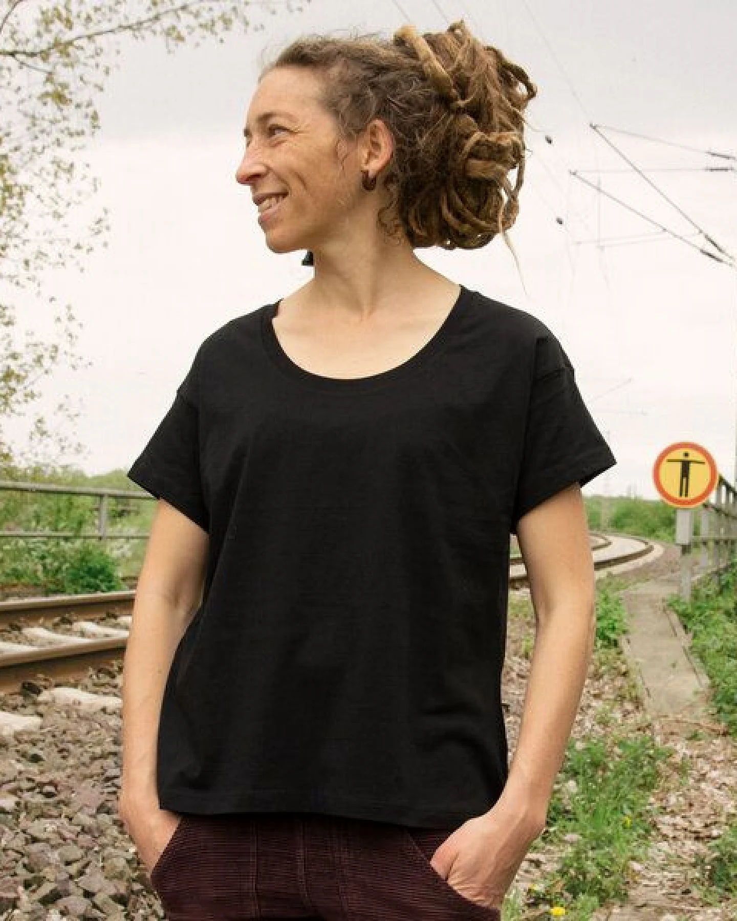 Cmig Reisekoffer T-Shirt für Damen in schwarz – Ansicht 3