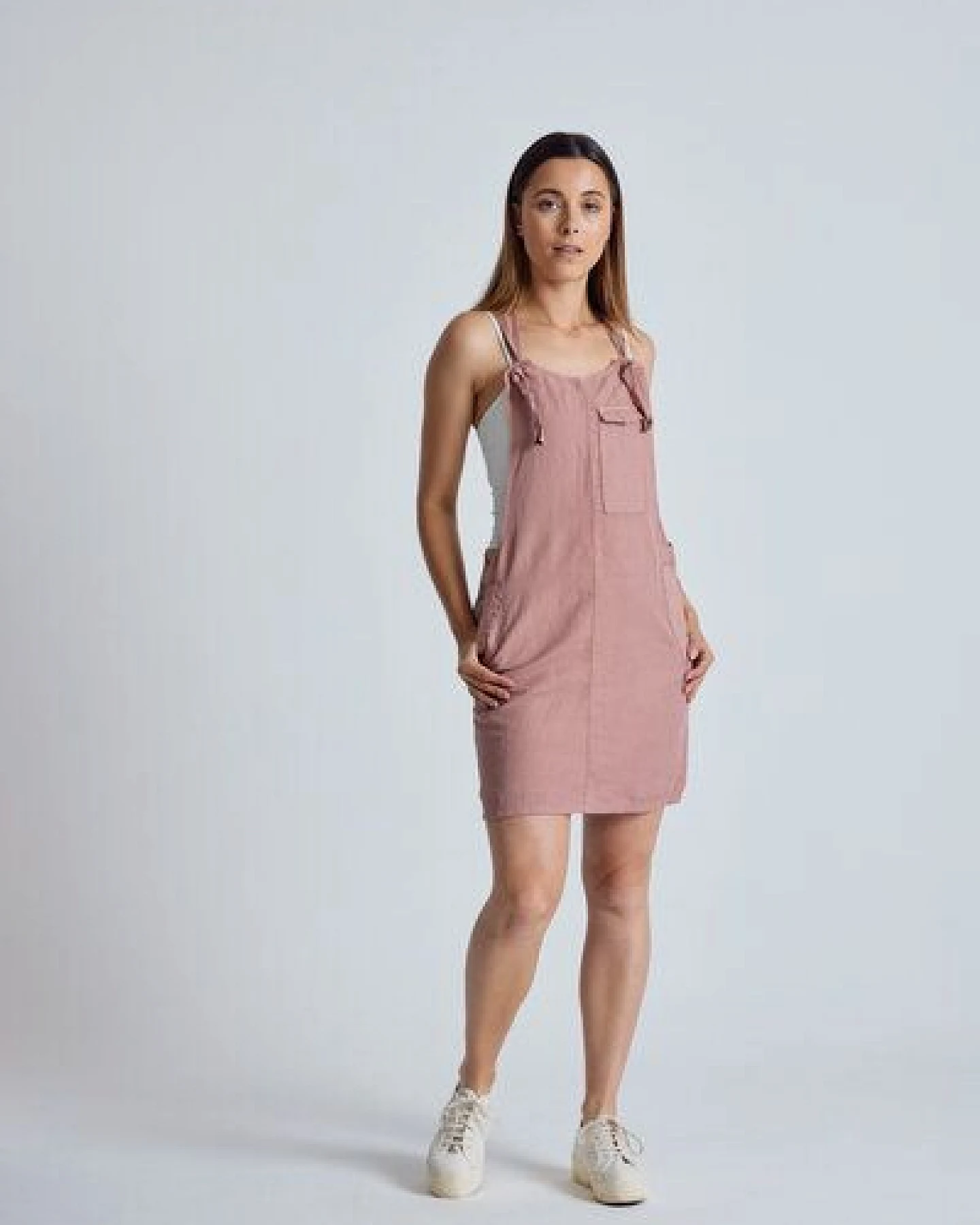 Flax and Loom Leinen Latzkleid Peggy – Ansicht 2