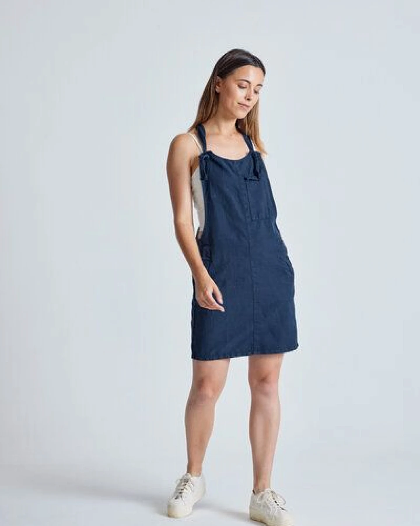Flax and Loom Leinen Latzkleid Peggy – Ansicht 2