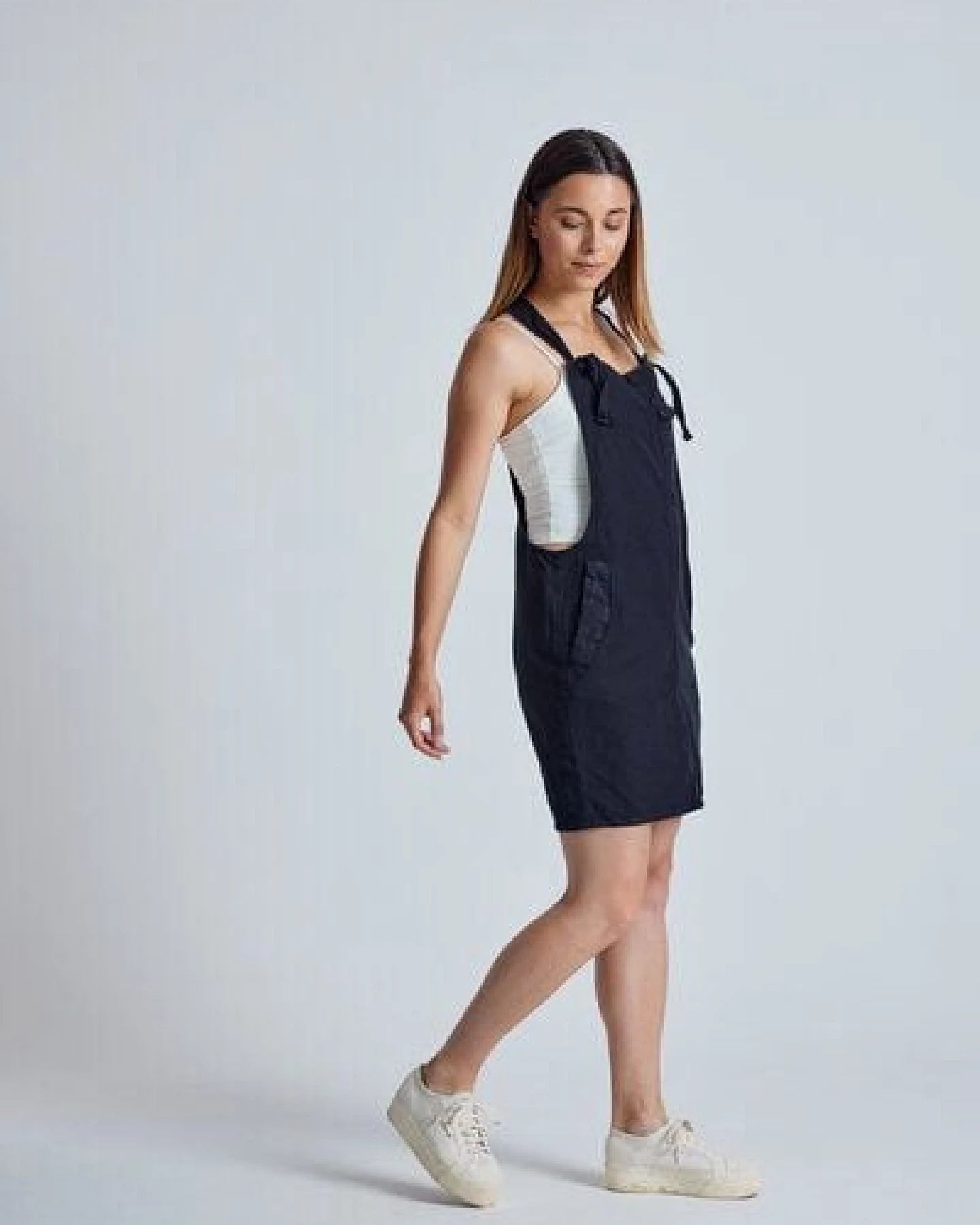 Flax and Loom Leinen Latzkleid Peggy – Ansicht 3