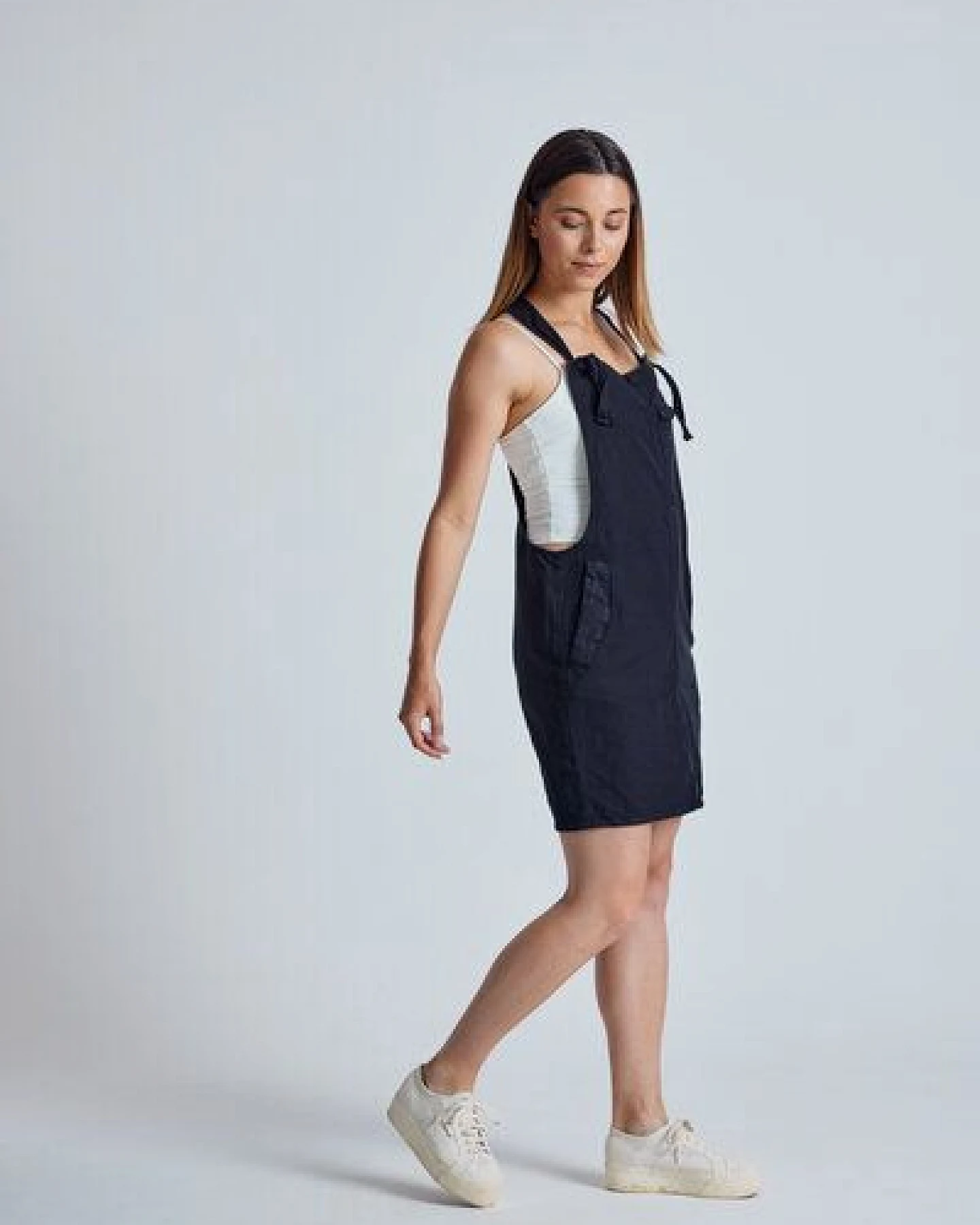 Flax and Loom Leinen Latzkleid Peggy – Ansicht 3
