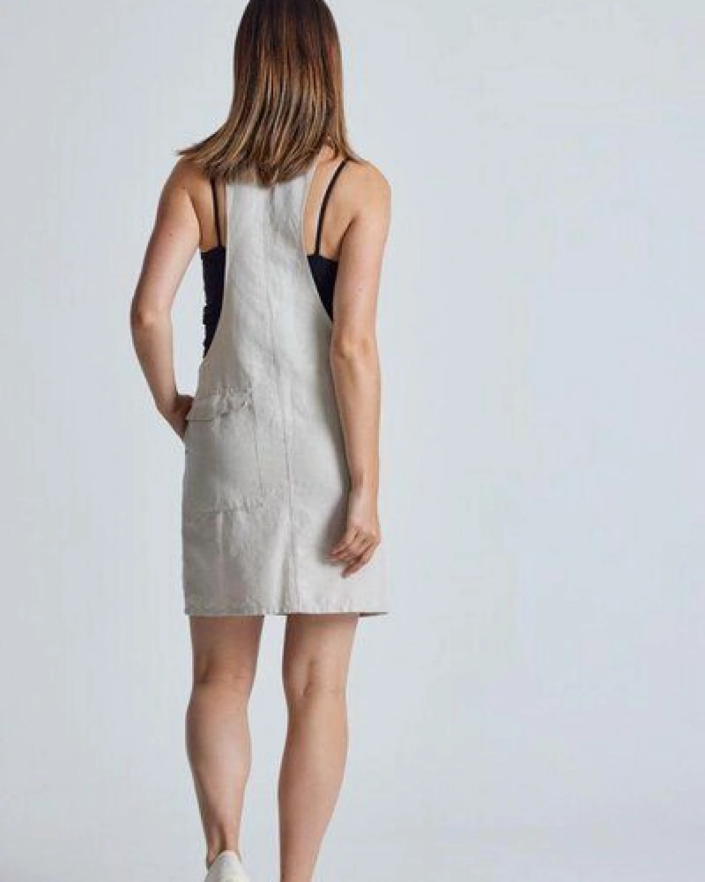 Flax and Loom Leinen Latzkleid Peggy – Ansicht 3