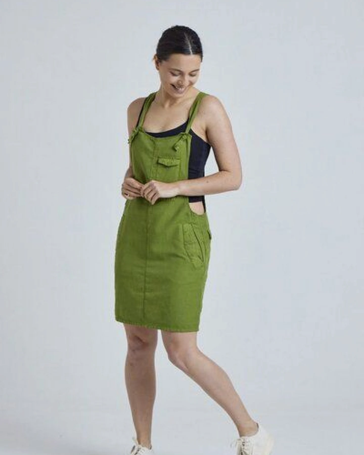 Flax and Loom Leinen Latzkleid Peggy – Ansicht 2