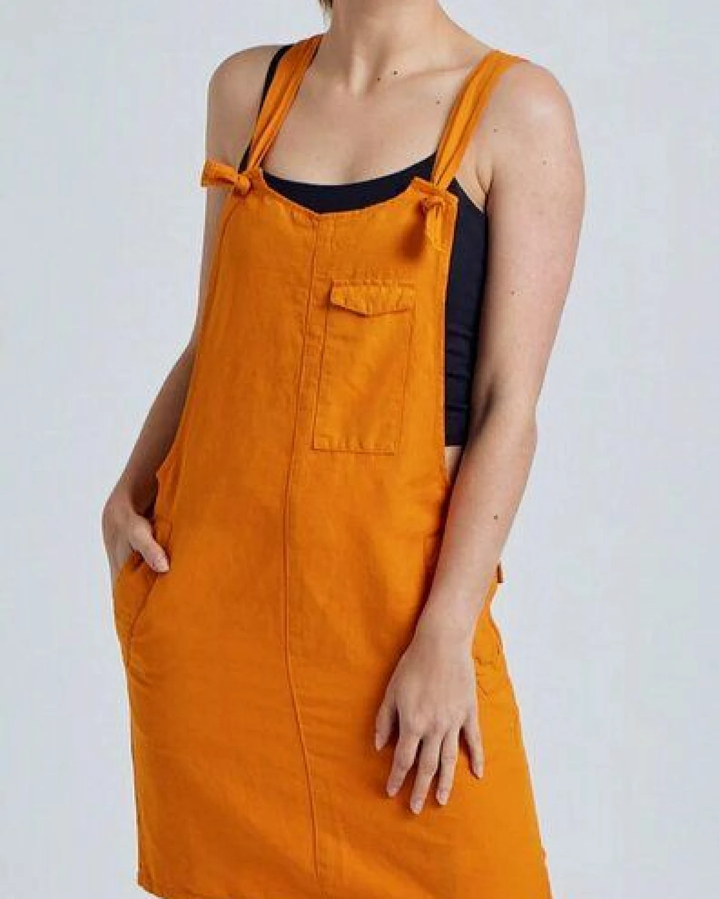 Flax and Loom Leinen Latzkleid Peggy – Ansicht 2