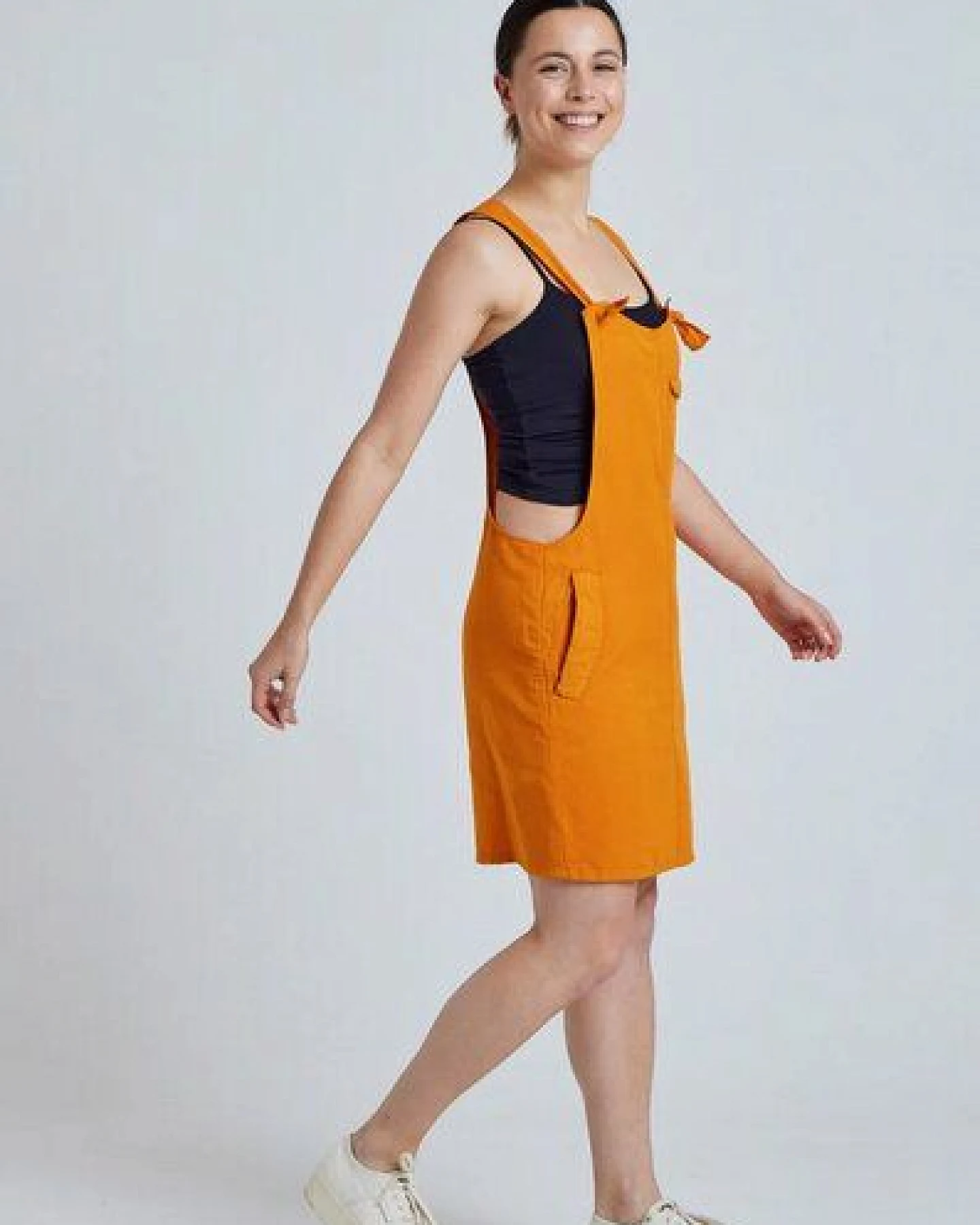 Flax and Loom Leinen Latzkleid Peggy – Ansicht 2