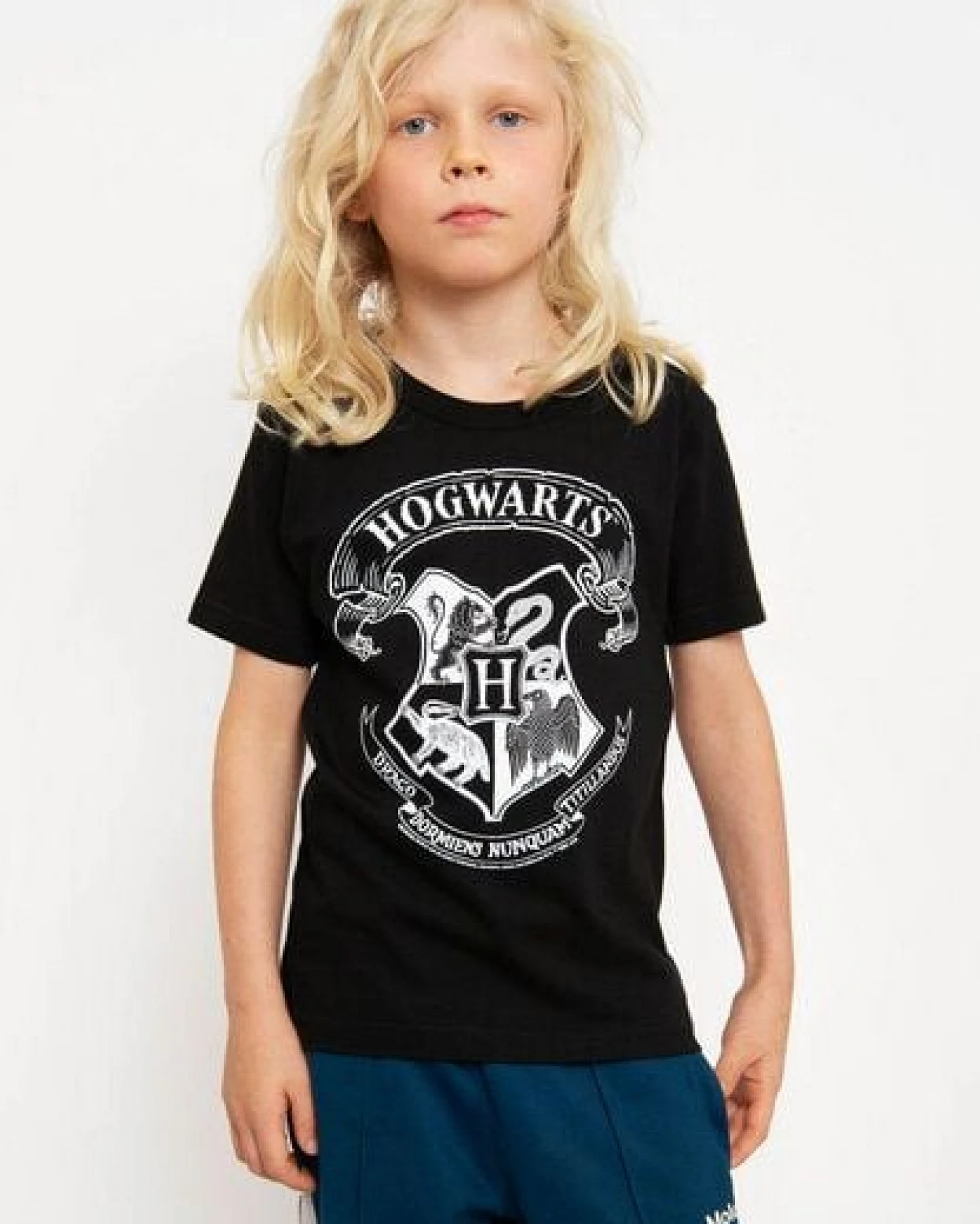 LOGOSH!RT LOGOSHIRT - Harry Potter - Hogwarts Logo (Weiß) - Bio T-Shirt - Kinder – Ansicht 3