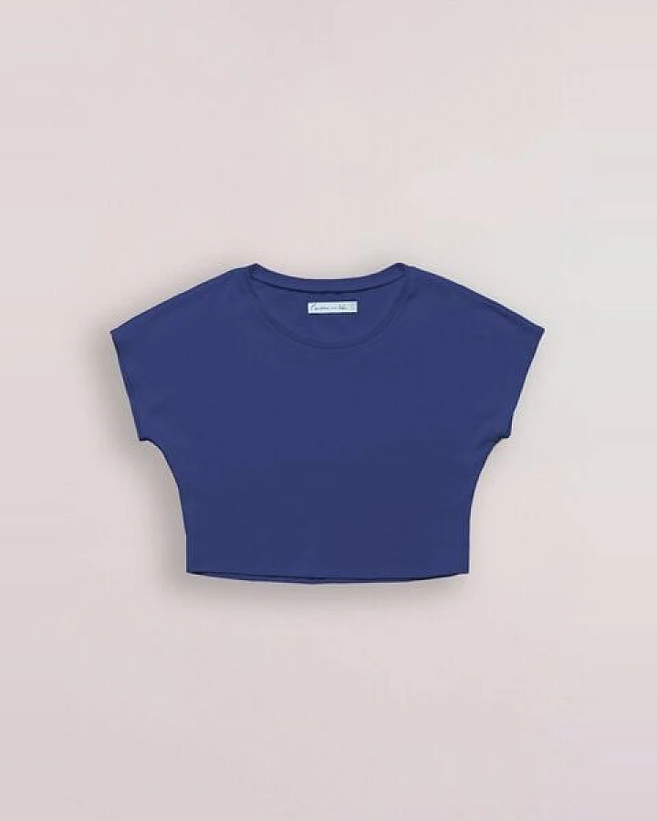 l'amour est bleu Cropped T-Shirt Modell Emma