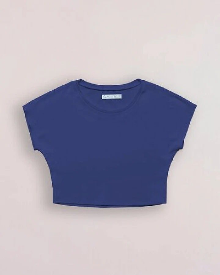 l'amour est bleu Cropped T-Shirt Modell Emma