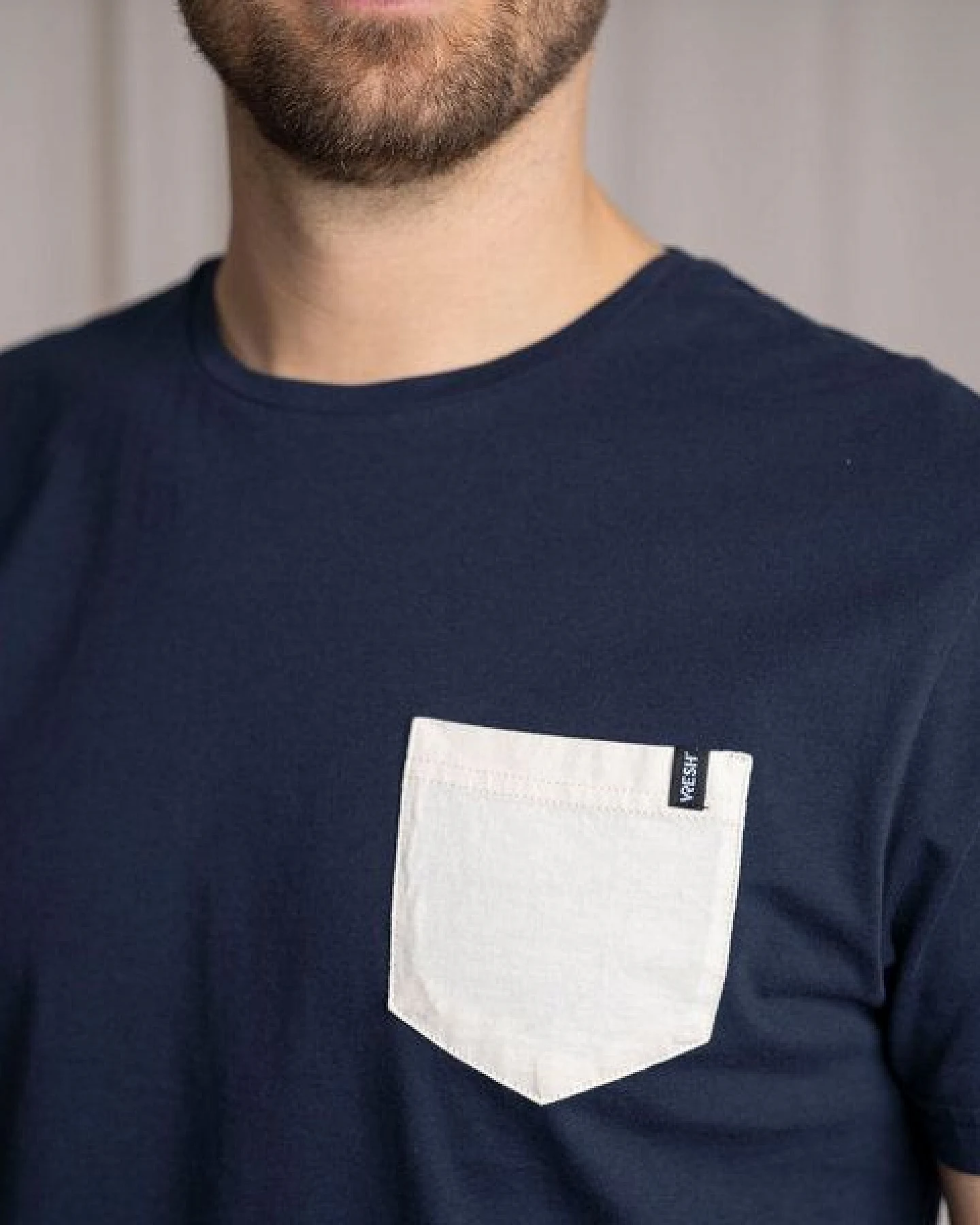 Vresh Clothing Vilip - Classic Fit T-Shirt mit Brusttasche aus Biobaumwolle – Ansicht 4