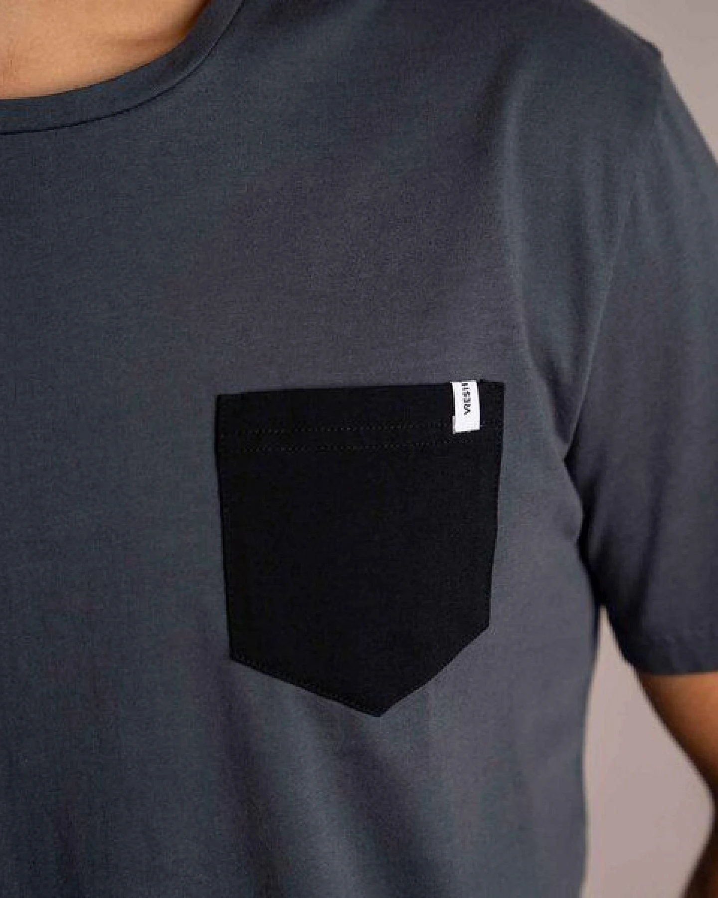 Vresh Clothing Vilip - Classic Fit T-Shirt mit Brusttasche aus Biobaumwolle – Ansicht 3