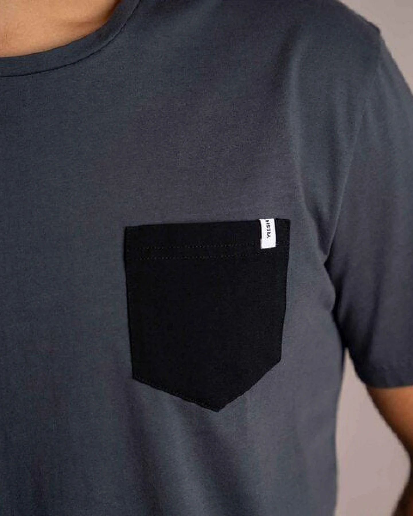 Vresh Clothing Vilip - Classic Fit T-Shirt mit Brusttasche aus Biobaumwolle – Ansicht 3