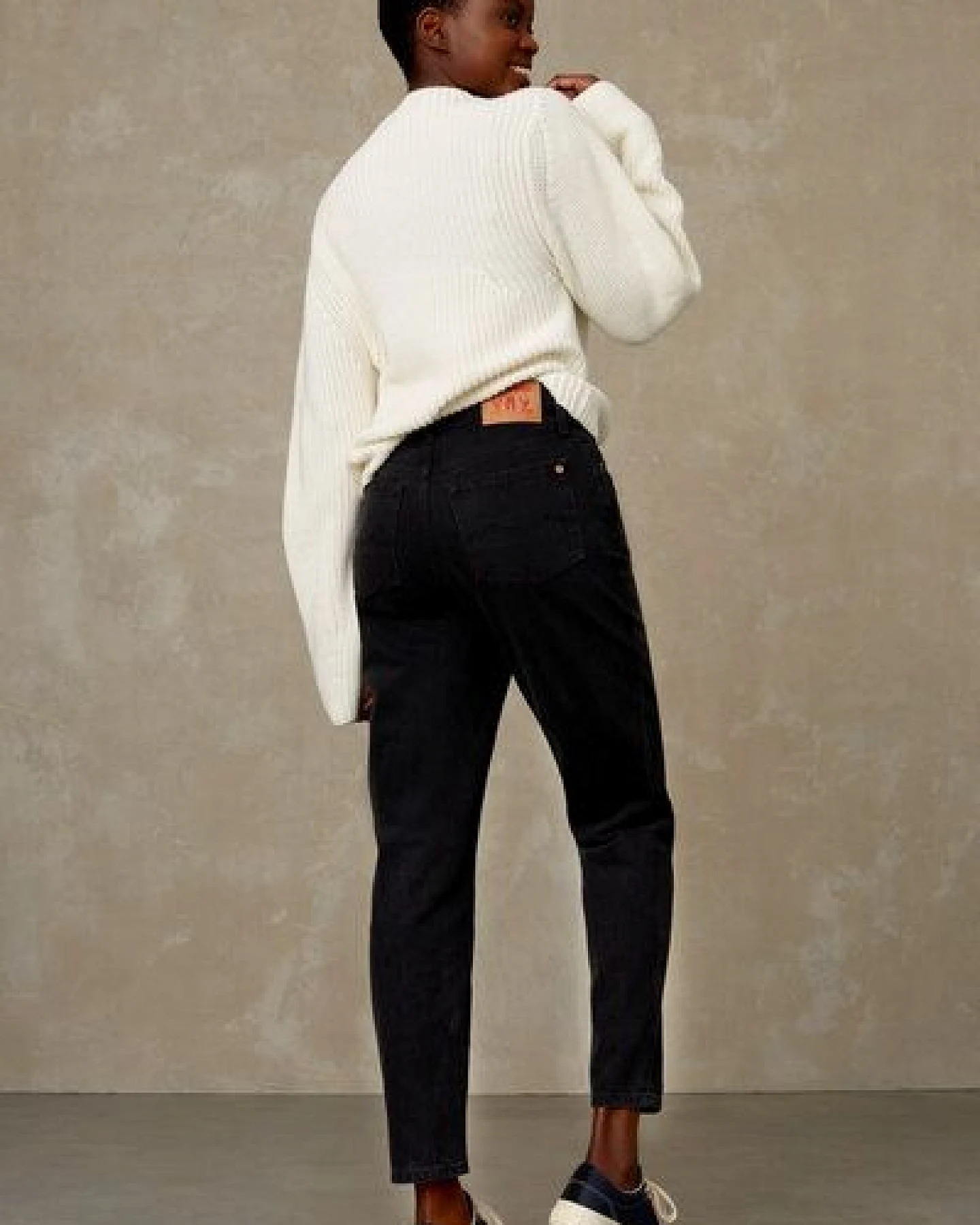 Kings Of Indigo Mom Jeans aus recycelter Baumwolle - Caroline Recycled Black Worn - Schwarz – Ansicht 2