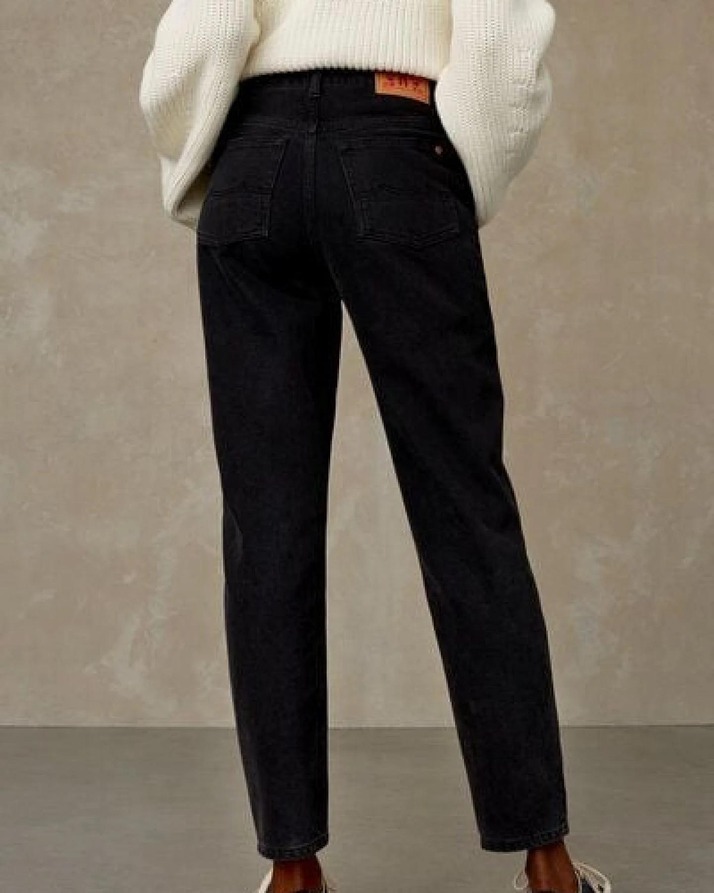 Kings Of Indigo Mom Jeans aus recycelter Baumwolle - Caroline Recycled Black Worn - Schwarz – Ansicht 4