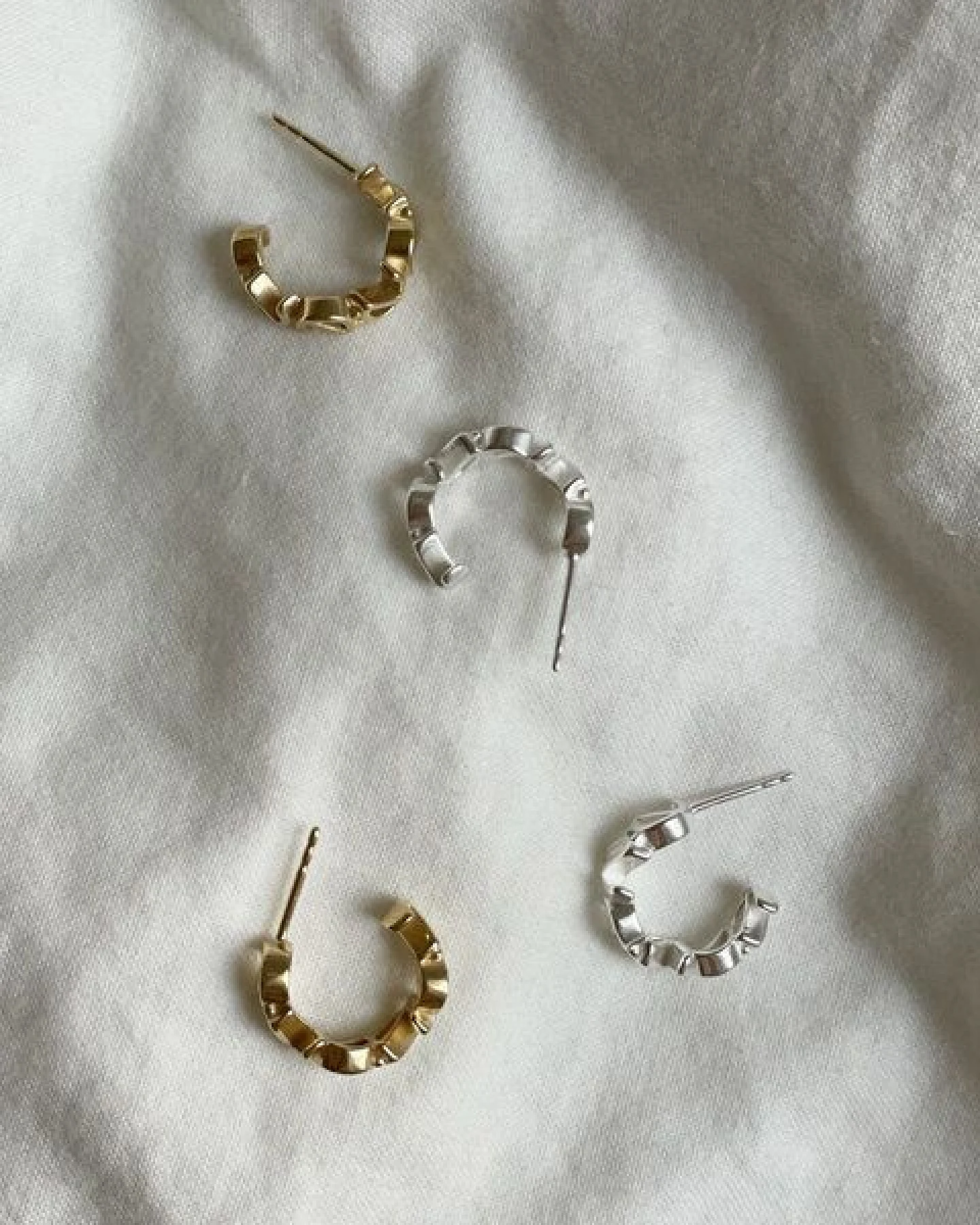 noemvri fashion label Logo Ear Hoops small – Ansicht 2