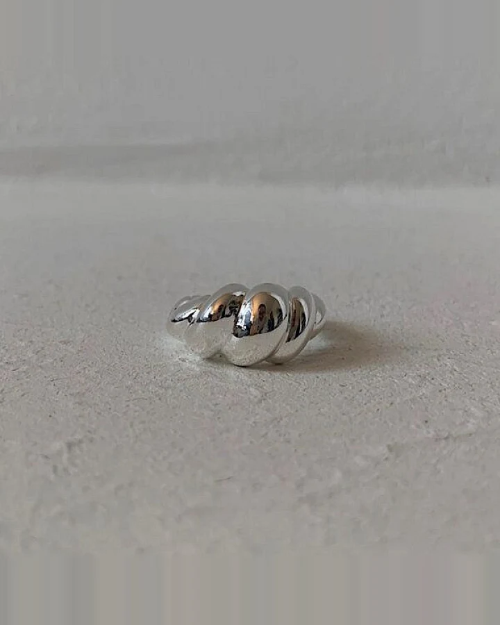 noemvri fashion label Croissant Ring asymmetrisch