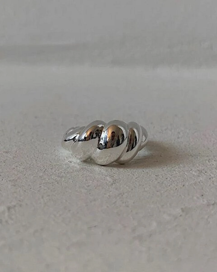 noemvri fashion label Croissant Ring asymmetrisch