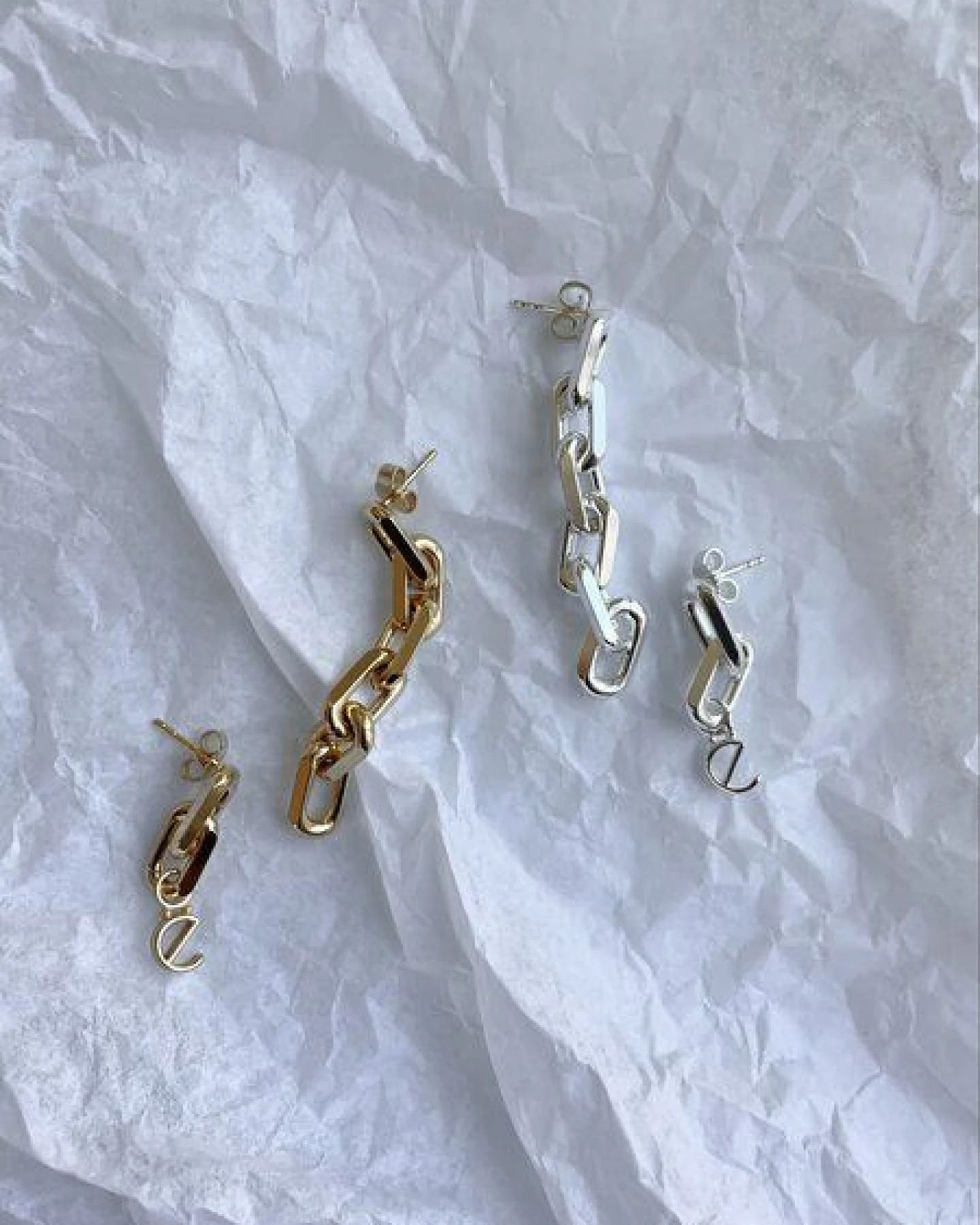 noemvri fashion label asymmetrische Logoohrstecker – Ansicht 2