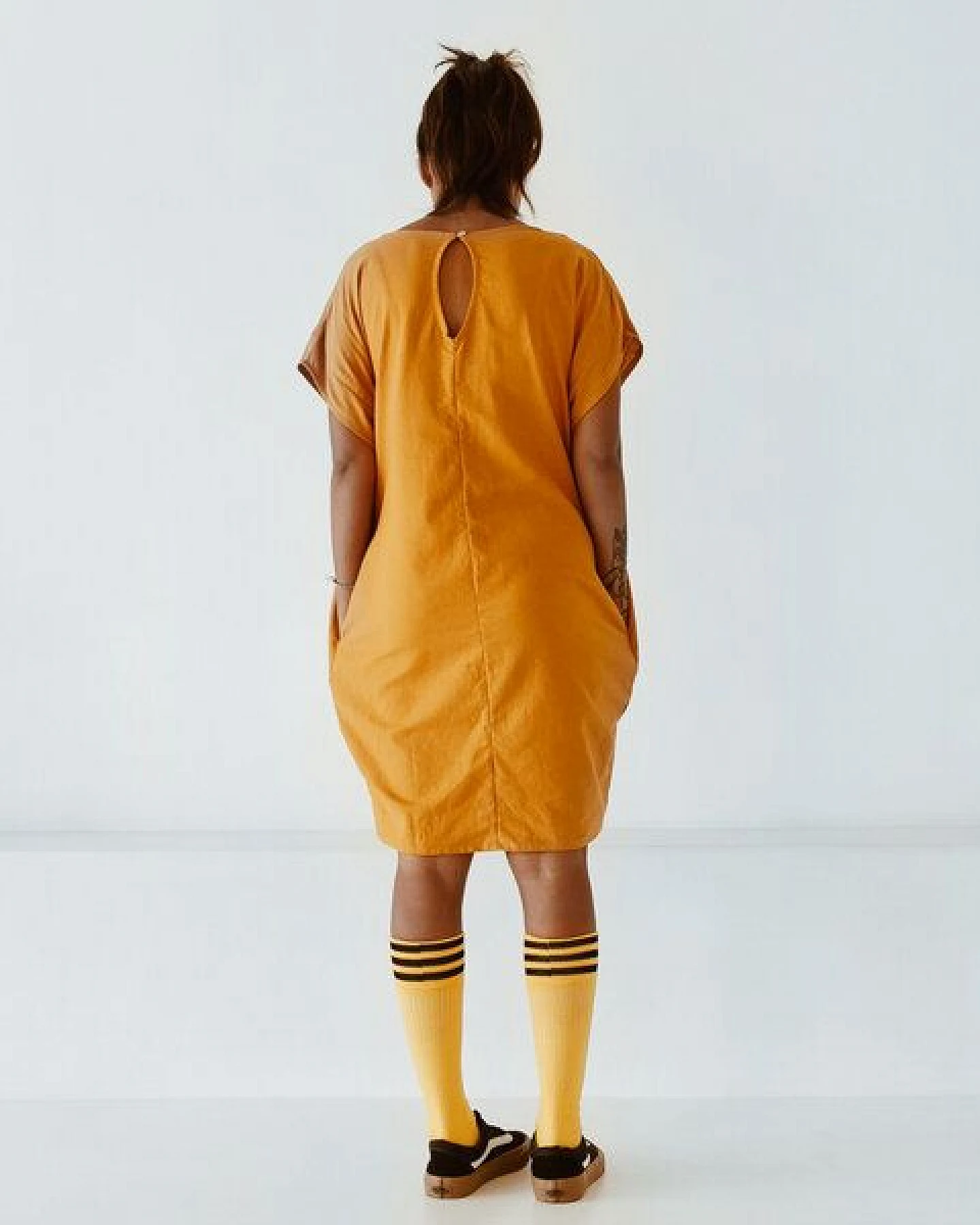 The Driftwood Tales Weit geschnittenes Baumwoll-/Leinenkleid mit zwei Seitentaschen – Ansicht 2