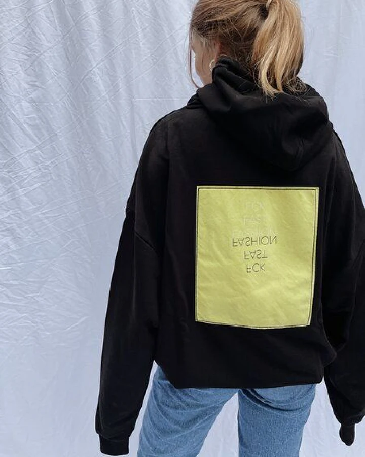 noemvri fashion label schwarzer Hoodie mit Rückenaufnäher