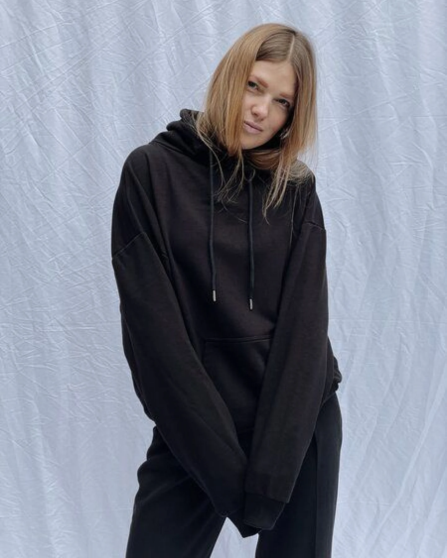 noemvri fashion label schwarzer Hoodie mit Rückenaufnäher – Ansicht 2