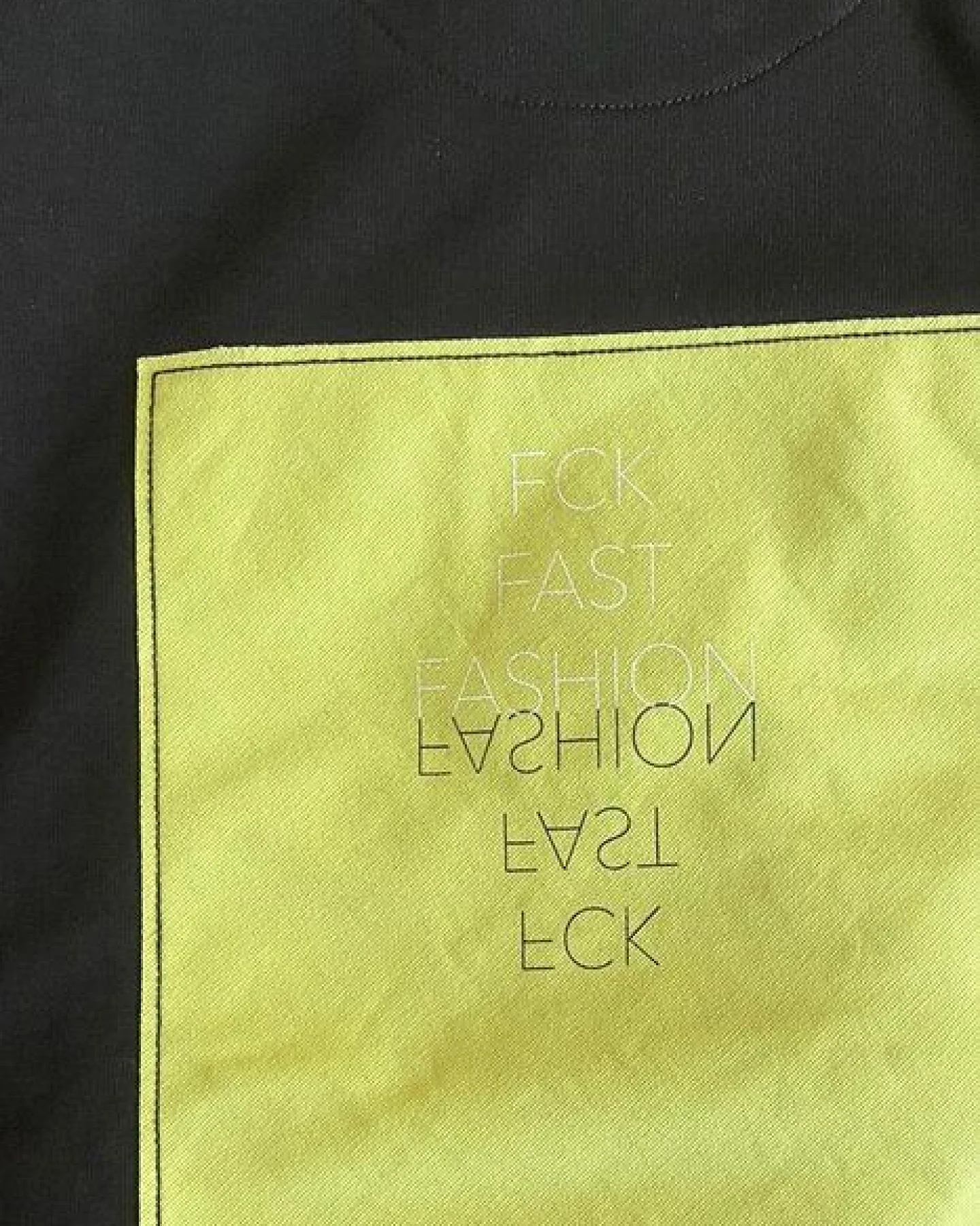 noemvri fashion label schwarzer Hoodie mit Rückenaufnäher – Ansicht 3