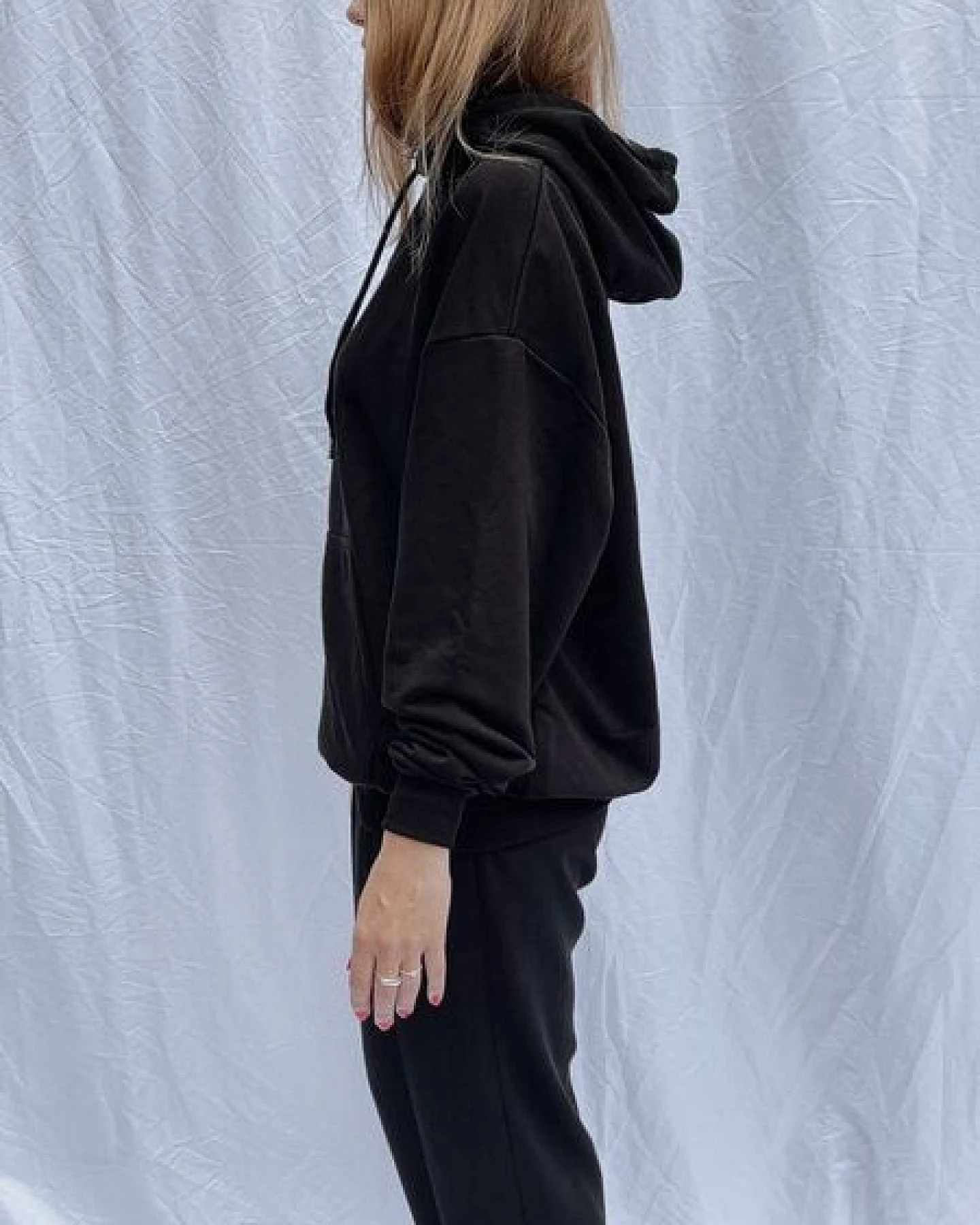 noemvri fashion label schwarzer Hoodie mit Rückenaufnäher – Ansicht 4