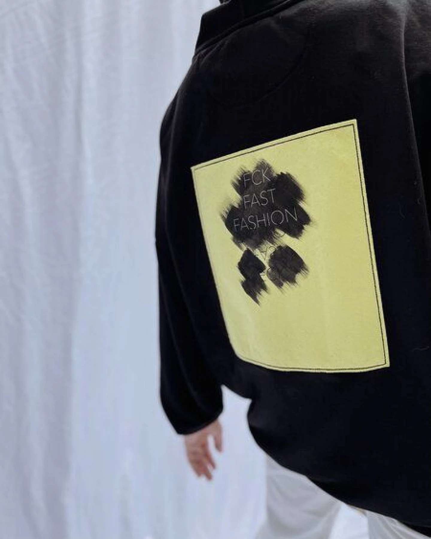 noemvri fashion label schwarzer Hoodie mit Rückenaufnäher – Ansicht 3