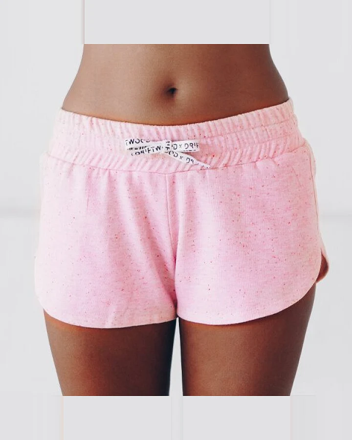 The Driftwood Tales Kurze, sportliche Damenhose mit breitem Bund und DRIFTWOOD-Kordelzug