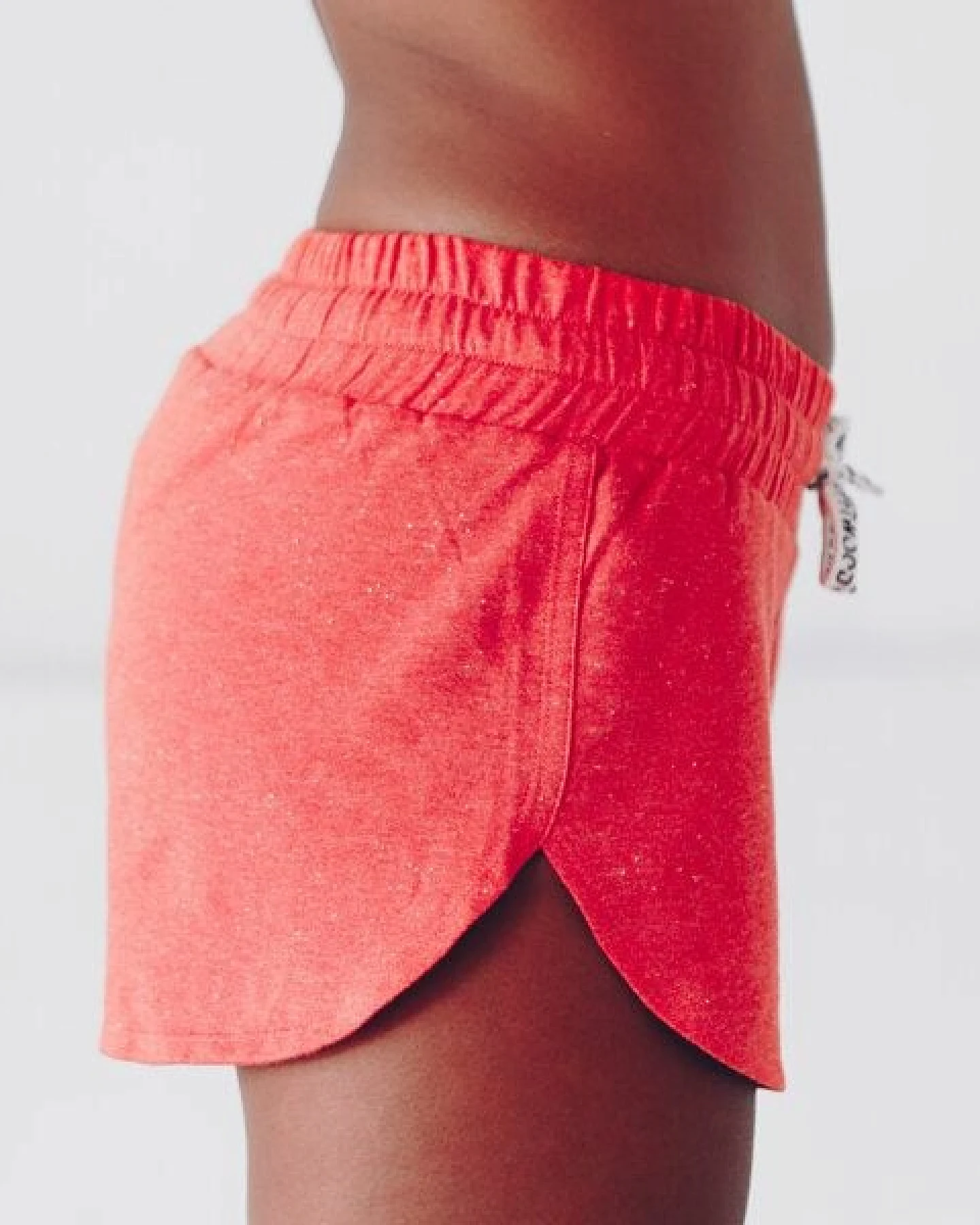 The Driftwood Tales Kurze, sportliche Damenhose mit breitem Bund und DRIFTWOOD-Kordelzug – Ansicht 3