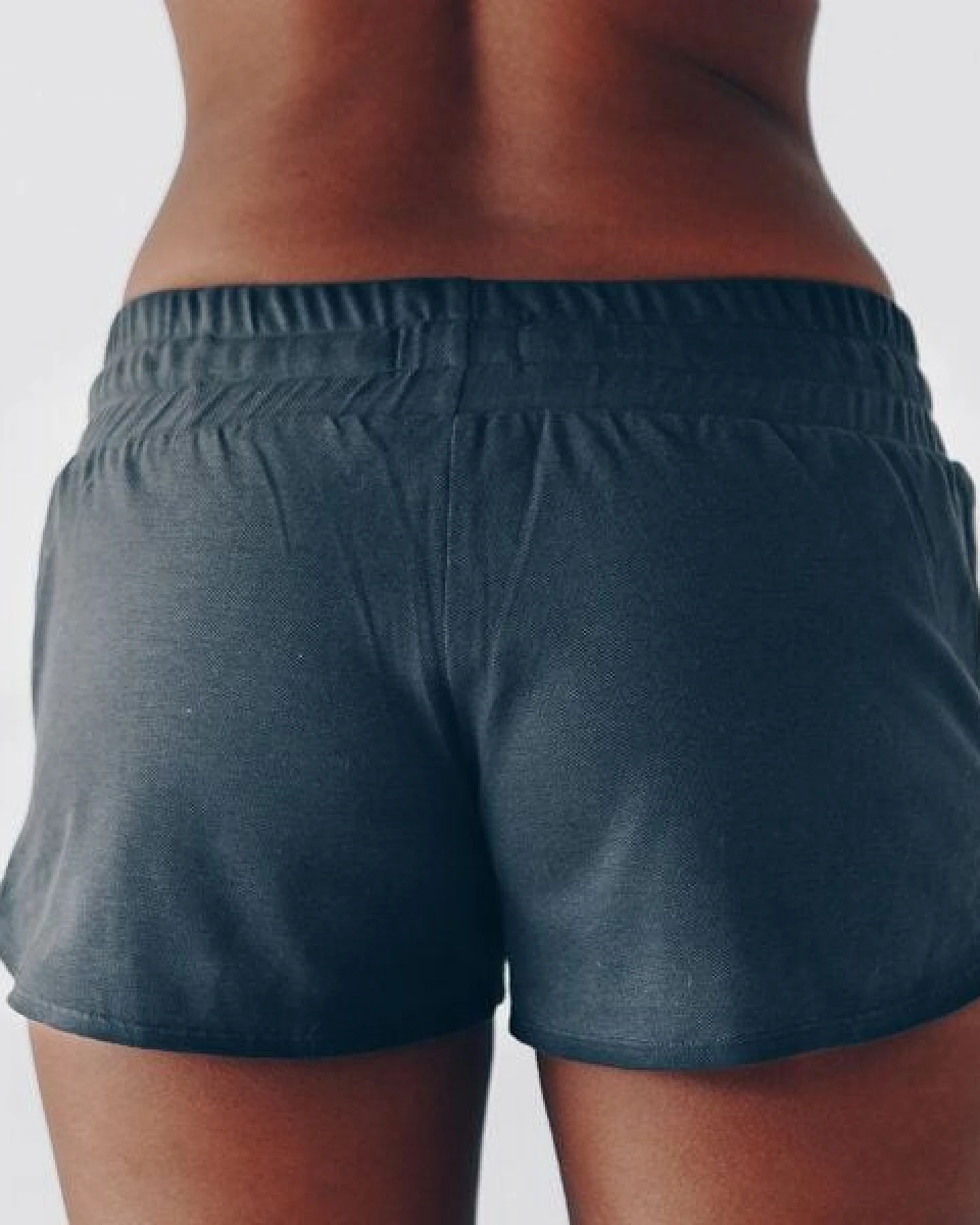 The Driftwood Tales Kurze, sportliche Damenhose mit breitem Bund und DRIFTWOOD-Kordelzug – Ansicht 3