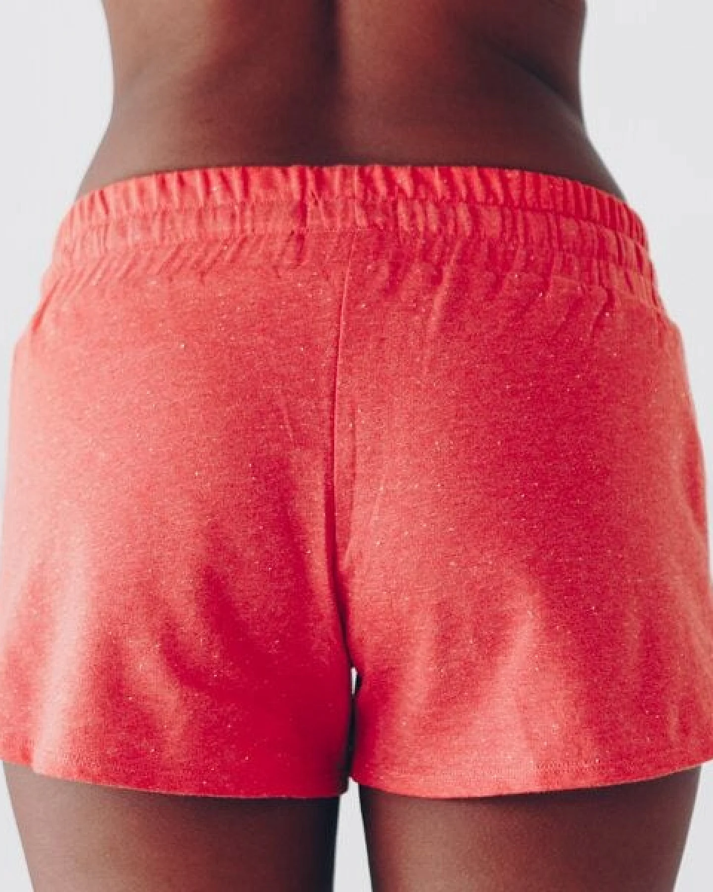 The Driftwood Tales Kurze, sportliche Damenhose mit breitem Bund und DRIFTWOOD-Kordelzug – Ansicht 4