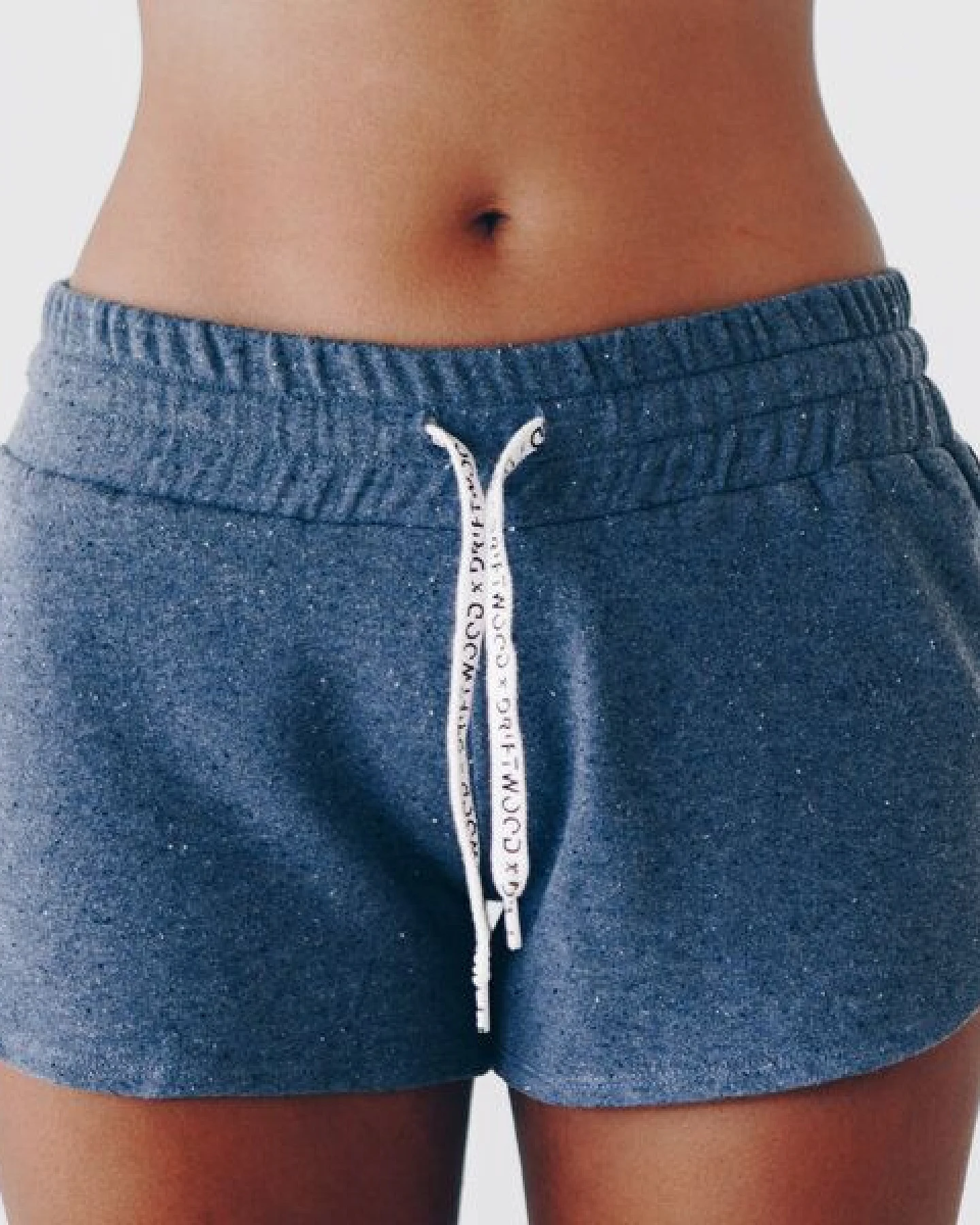 The Driftwood Tales Kurze, sportliche Damenhose mit breitem Bund und DRIFTWOOD-Kordelzug – Ansicht 2