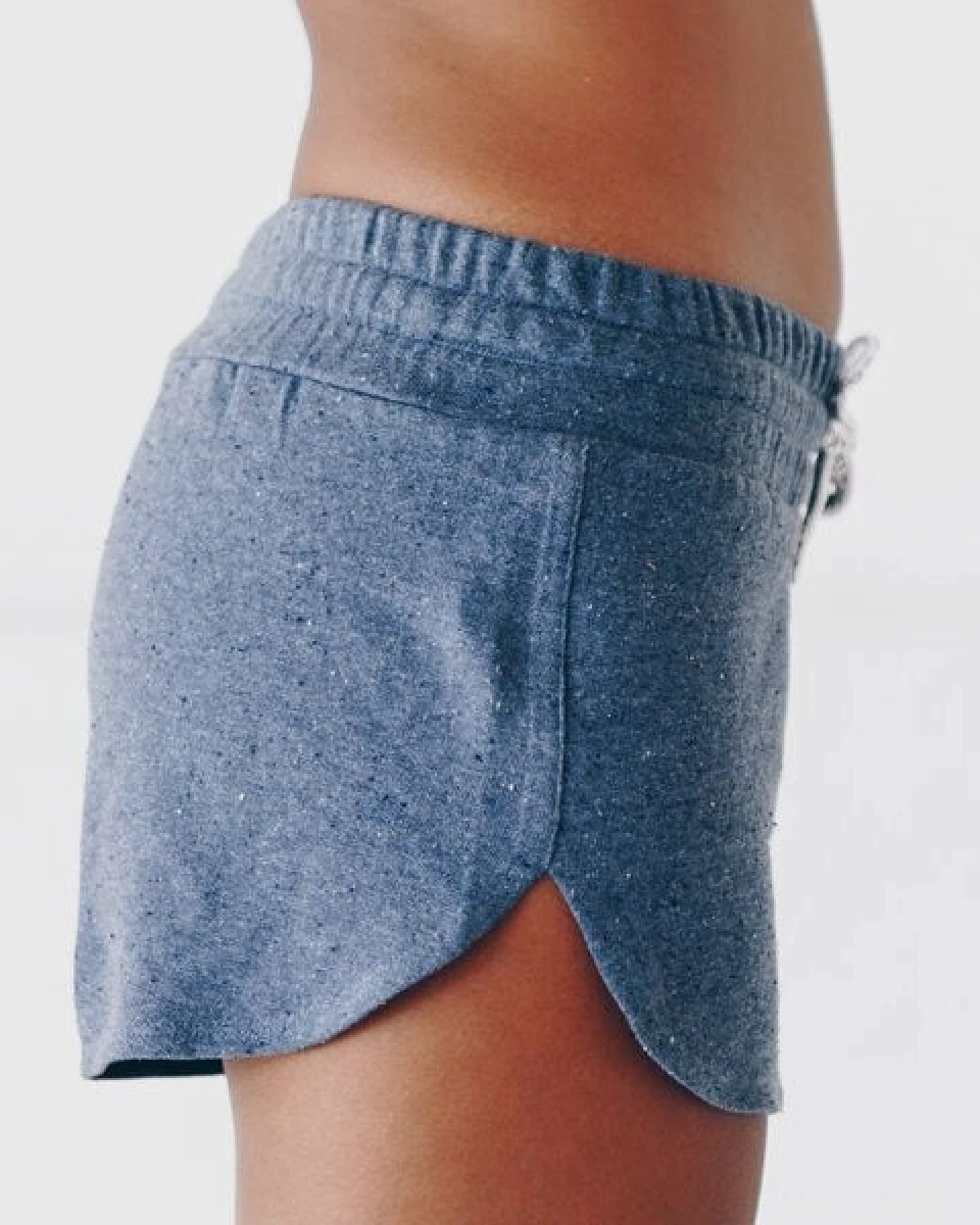The Driftwood Tales Kurze, sportliche Damenhose mit breitem Bund und DRIFTWOOD-Kordelzug – Ansicht 3
