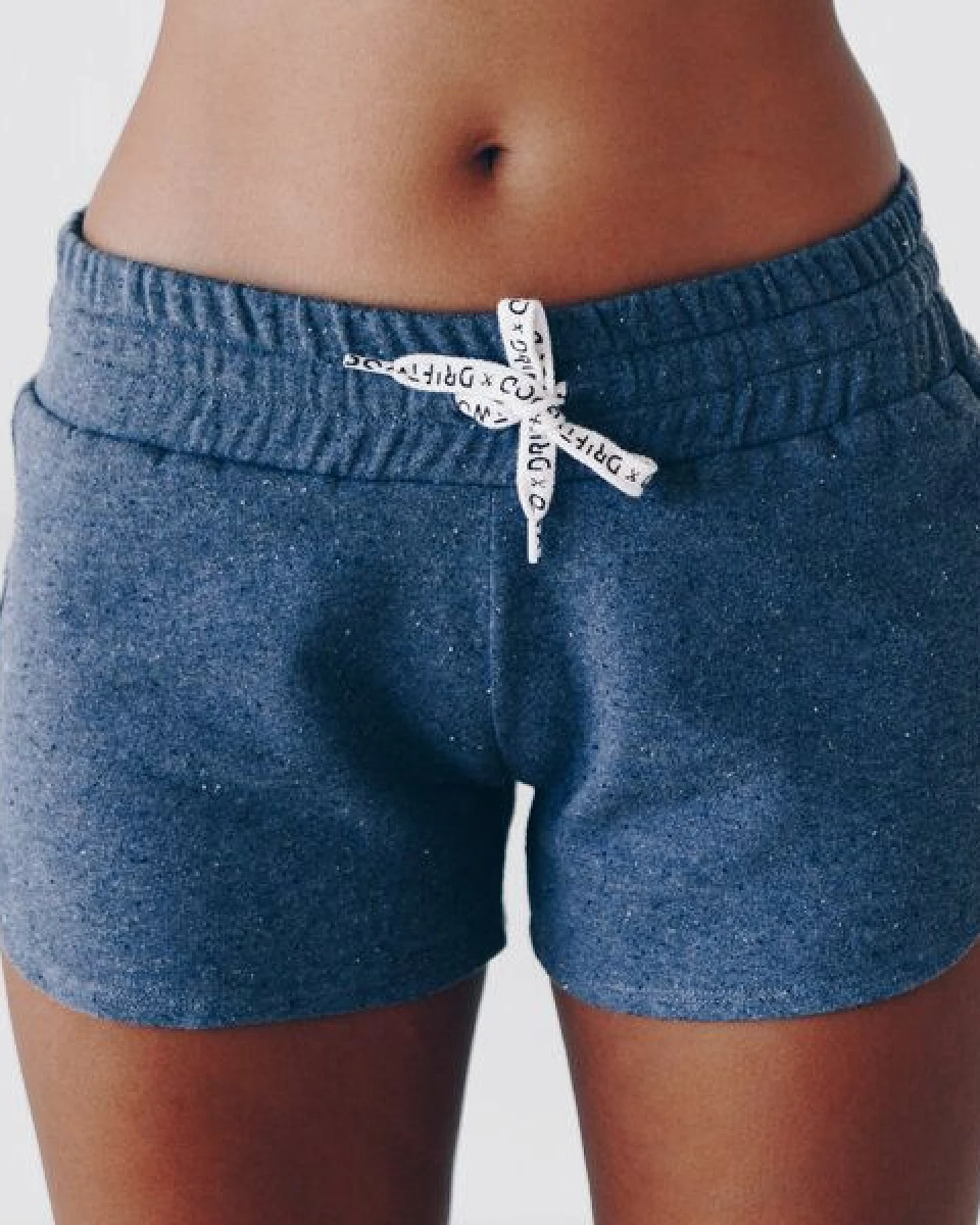 The Driftwood Tales Kurze, sportliche Damenhose mit breitem Bund und DRIFTWOOD-Kordelzug – Ansicht 3