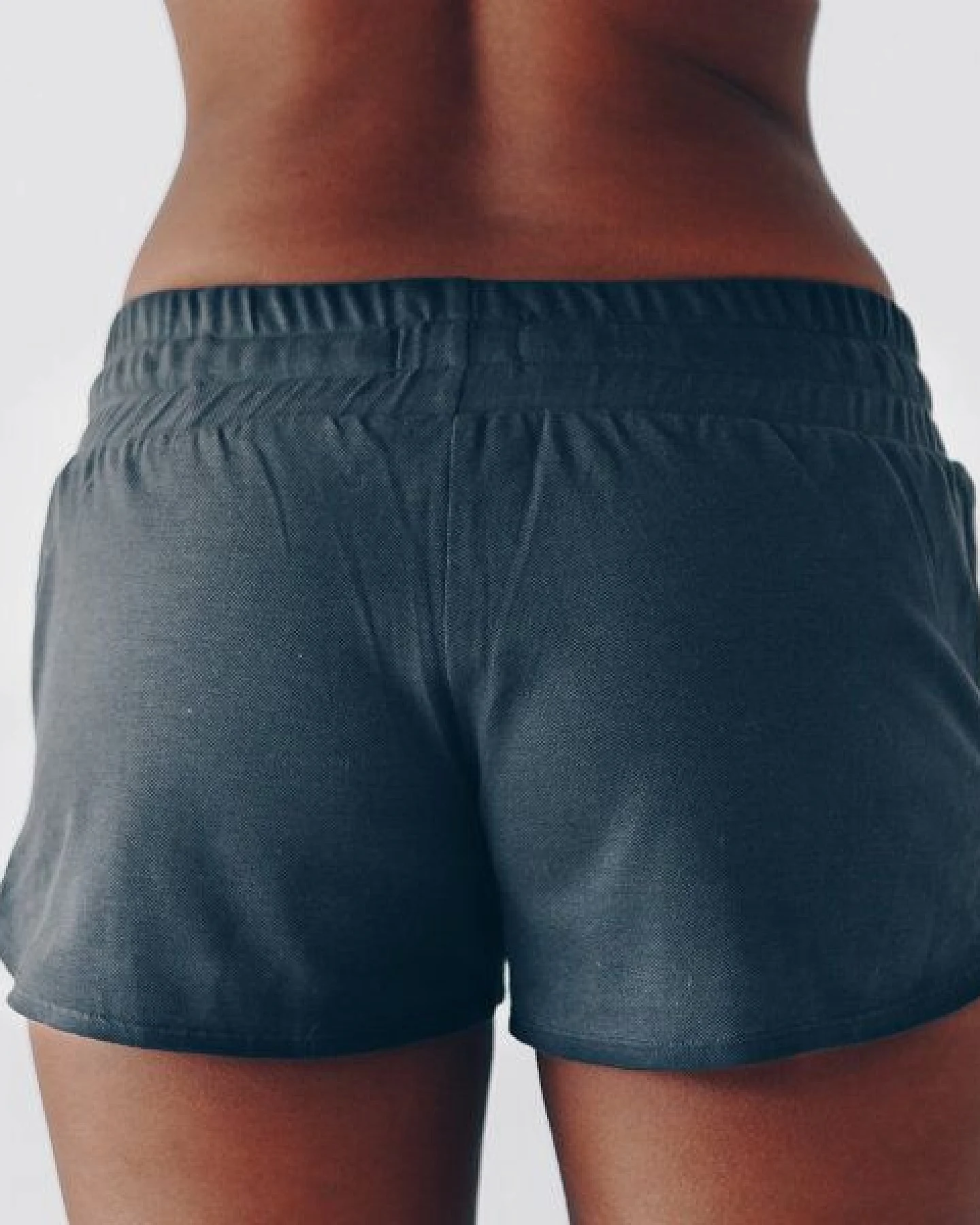 The Driftwood Tales Kurze, sportliche Damenhose mit breitem Bund und DRIFTWOOD-Kordelzug – Ansicht 3