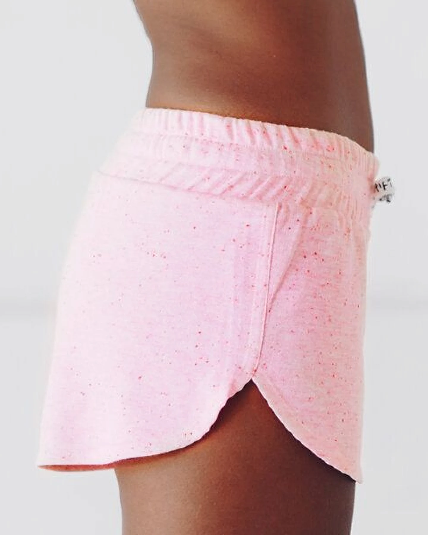 The Driftwood Tales Kurze, sportliche Damenhose mit breitem Bund und DRIFTWOOD-Kordelzug – Ansicht 4
