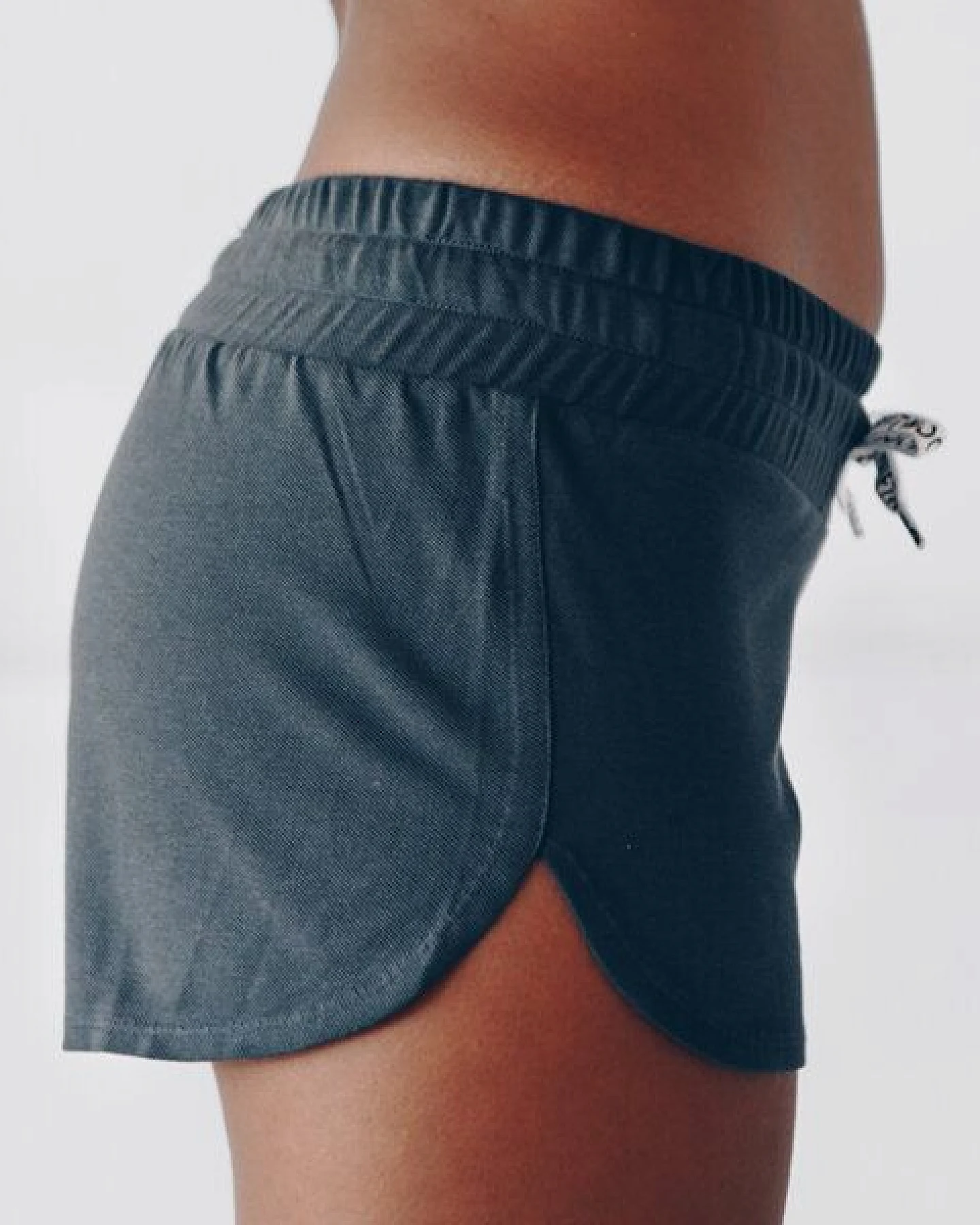 The Driftwood Tales Kurze, sportliche Damenhose mit breitem Bund und DRIFTWOOD-Kordelzug – Ansicht 3