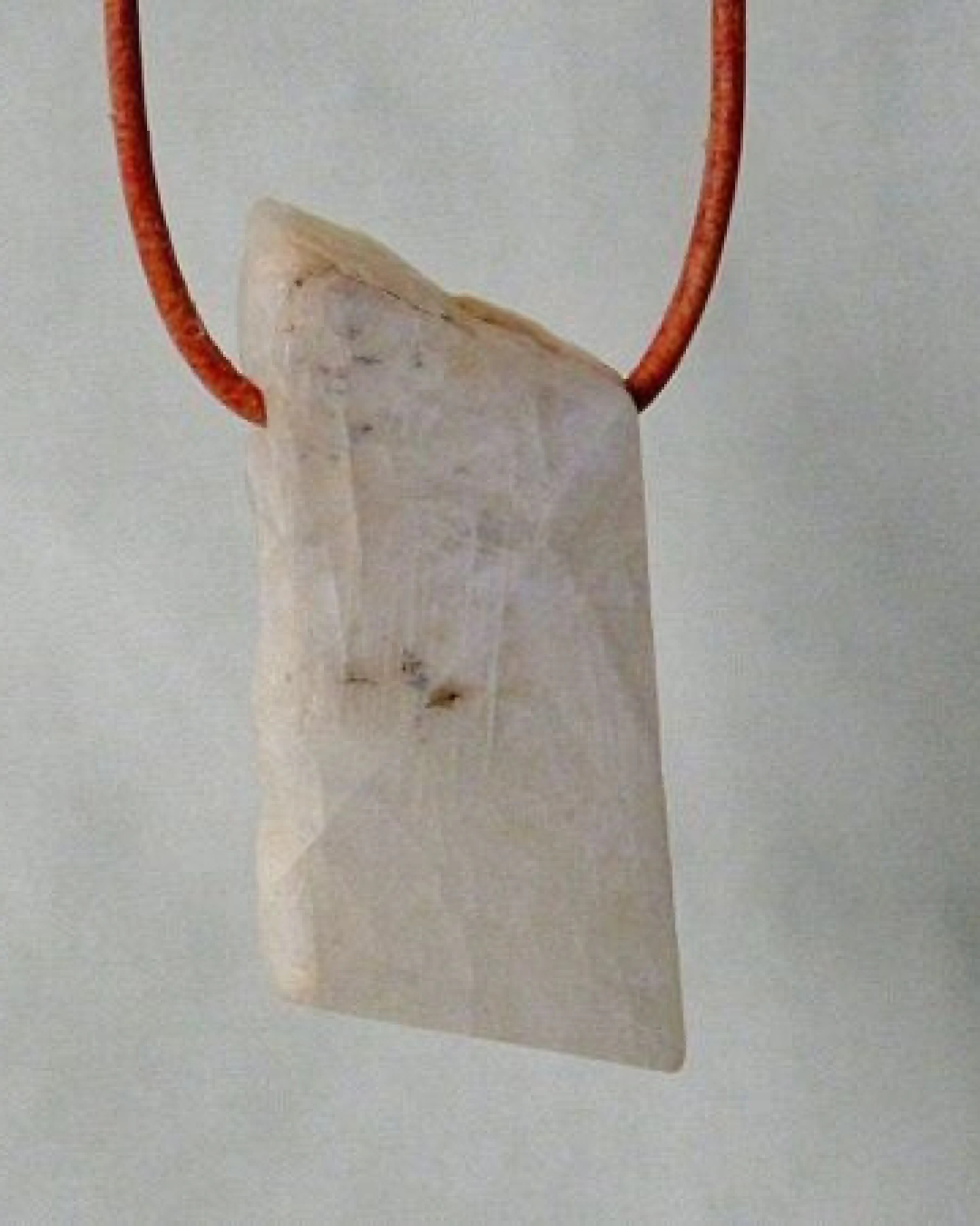 OneWorldMinerals Mondstein Schmuckanhänger, mit Blauschimmer - handgeschliffen, Unikat – Ansicht 2