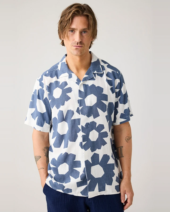 KnowledgeCotton Apparel Herren vegan Kurzarmhemd Relaxed Leinen Mix Print Blau