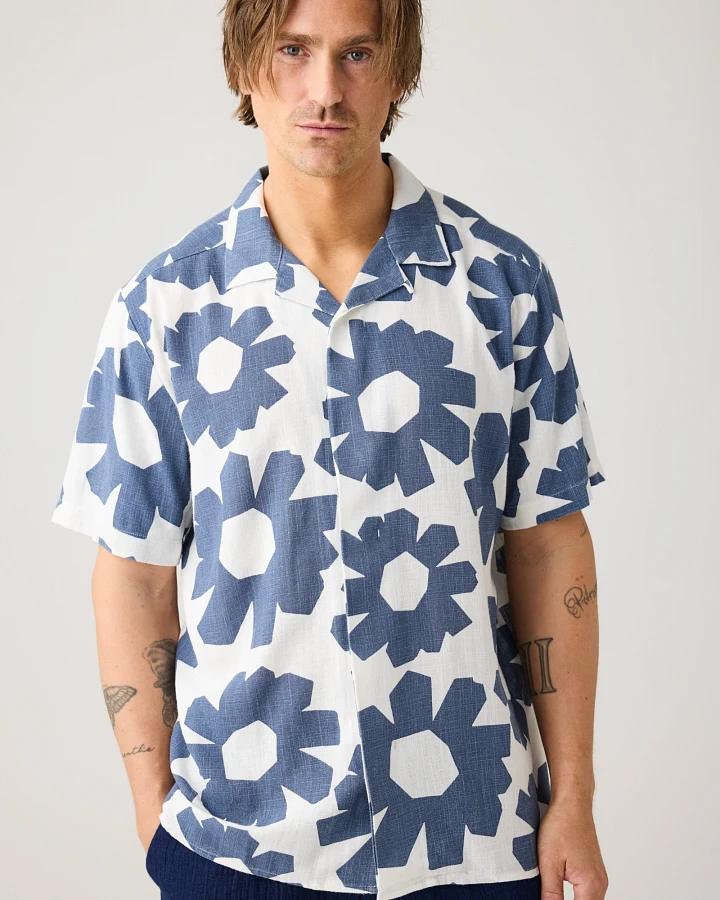 KnowledgeCotton Apparel Herren vegan Kurzarmhemd Relaxed Leinen Mix Print Blau