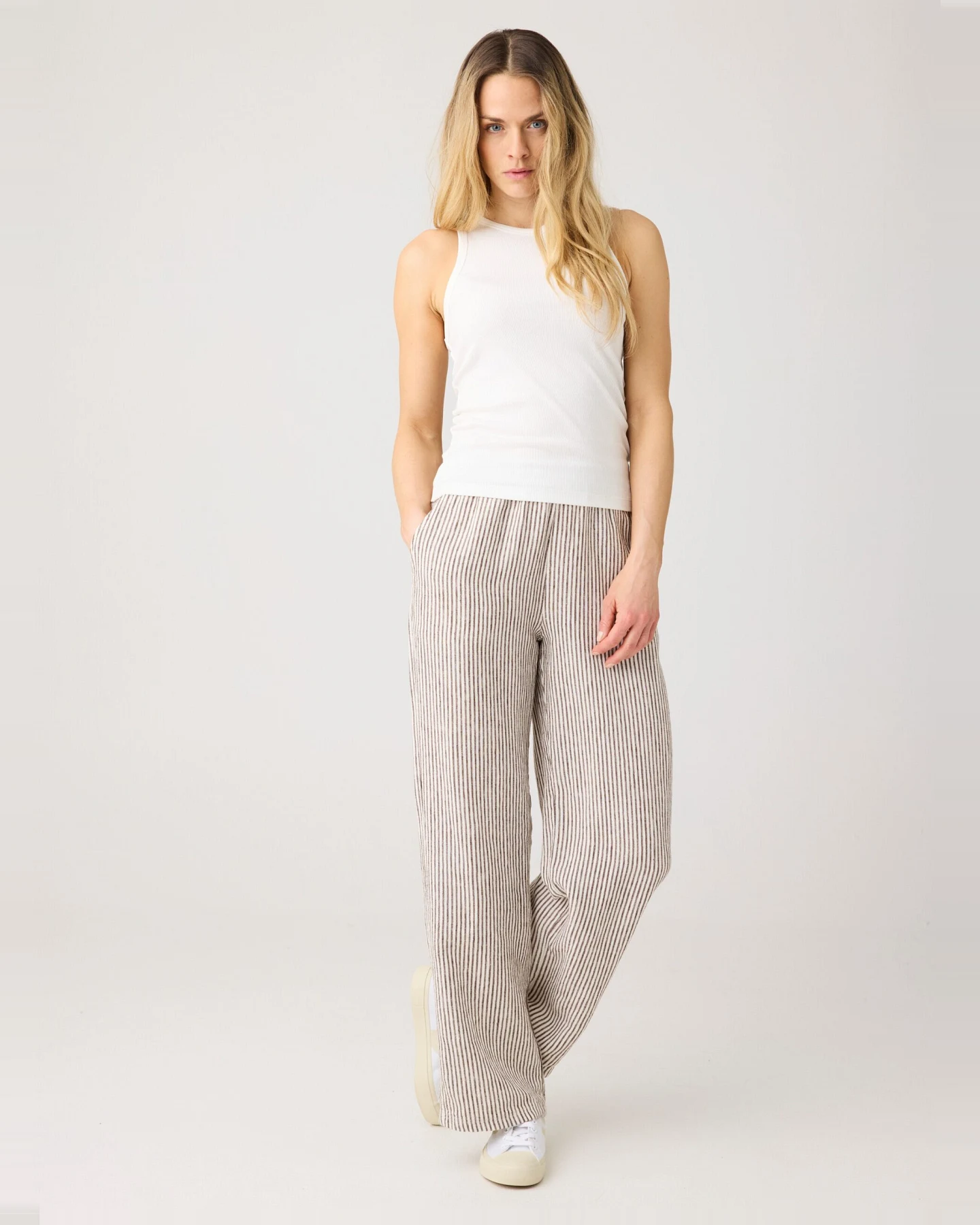 KnowledgeCotton Apparel Damen vegan Hose Posey Wide Leinen Dunkelbraun Gestreift – Ansicht 2