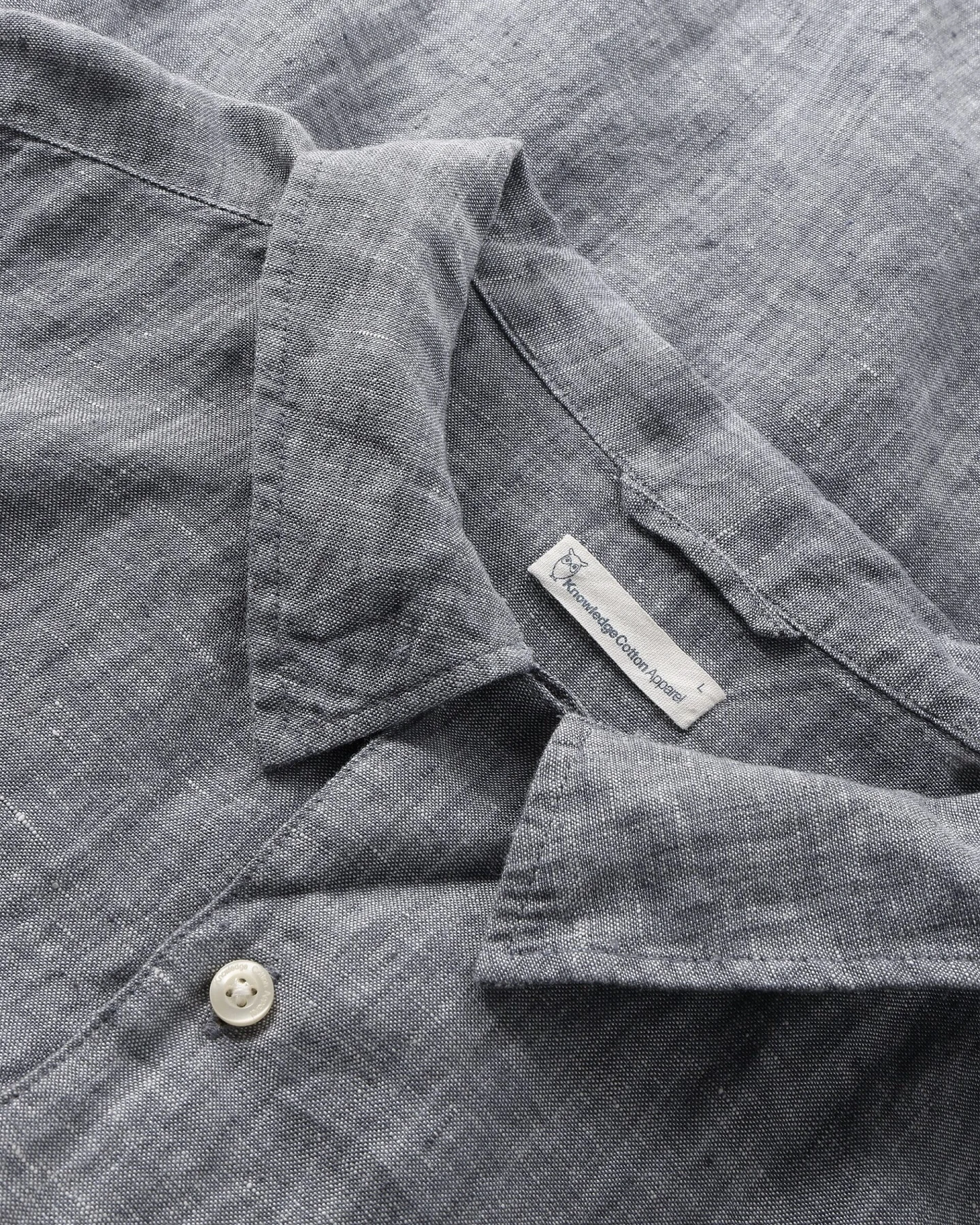 KnowledgeCotton Apparel Herren vegan Hemd Mit Kurzen Ärmeln Box Fit Vintage Indigo – Ansicht 2
