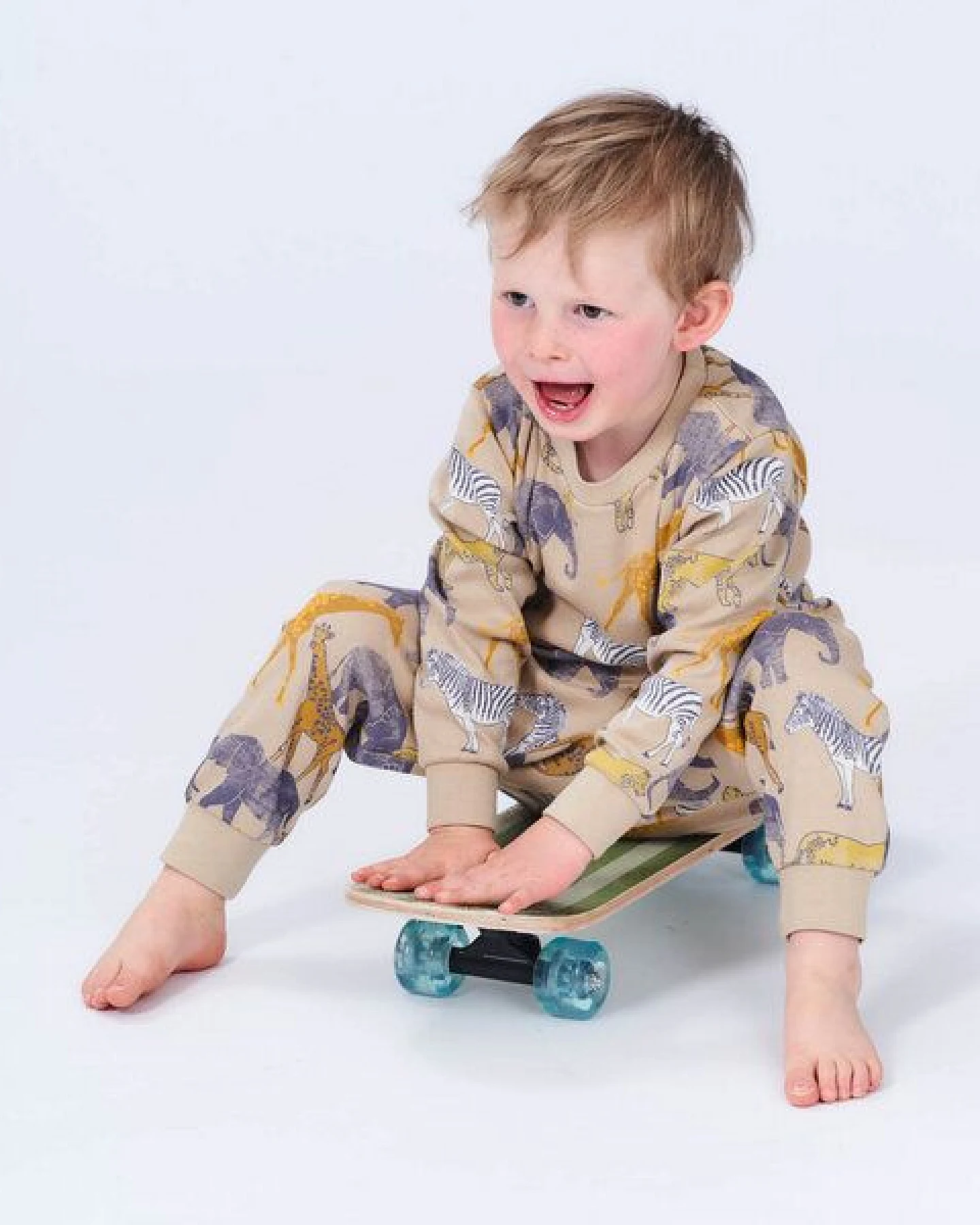 Sense Organics & friends in cooperation with GARY MASH Kinder Schlafanzug aus Biobaumwolle mit Allover Druck – Ansicht 3