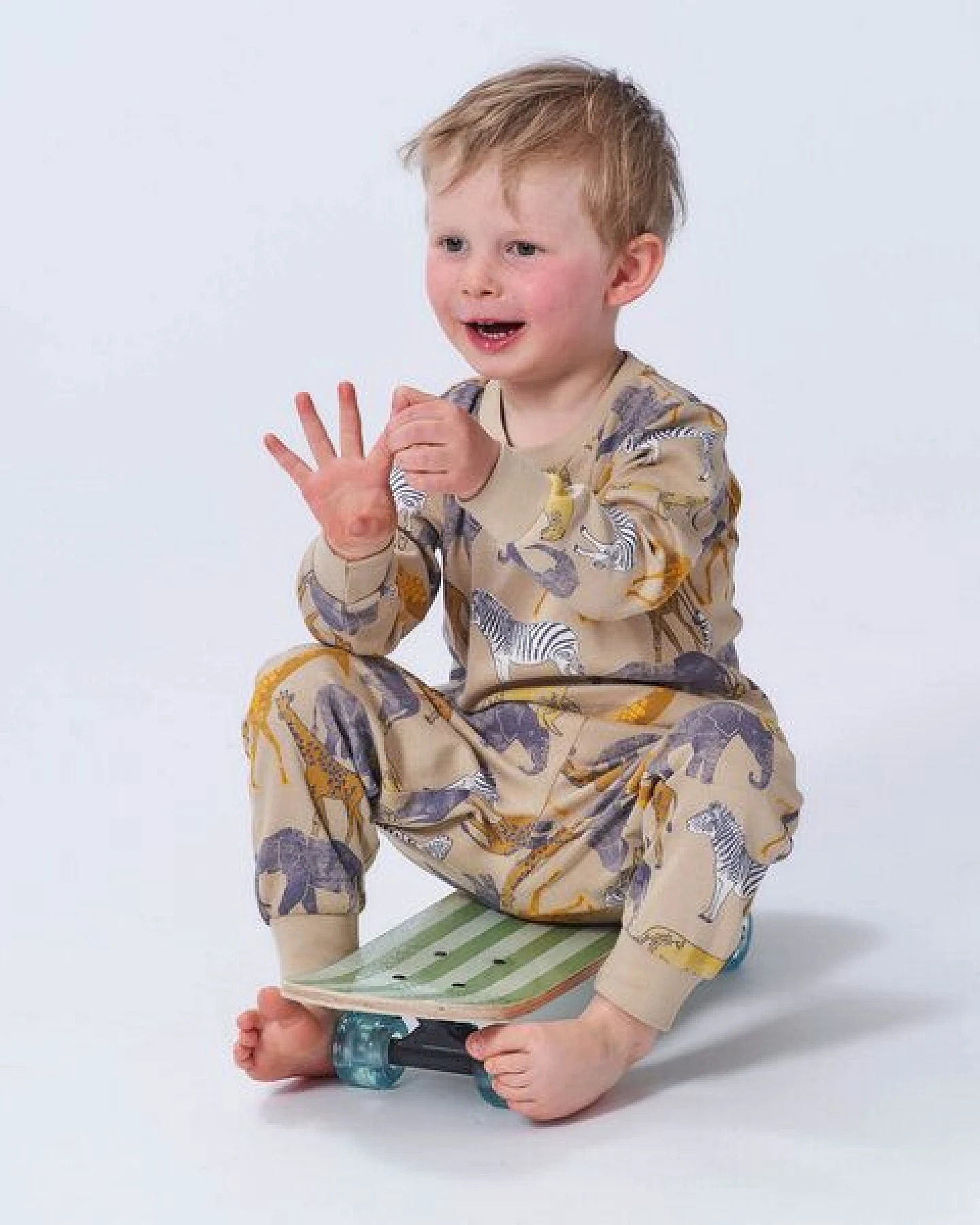Sense Organics & friends in cooperation with GARY MASH Kinder Schlafanzug aus Biobaumwolle mit Allover Druck – Ansicht 4