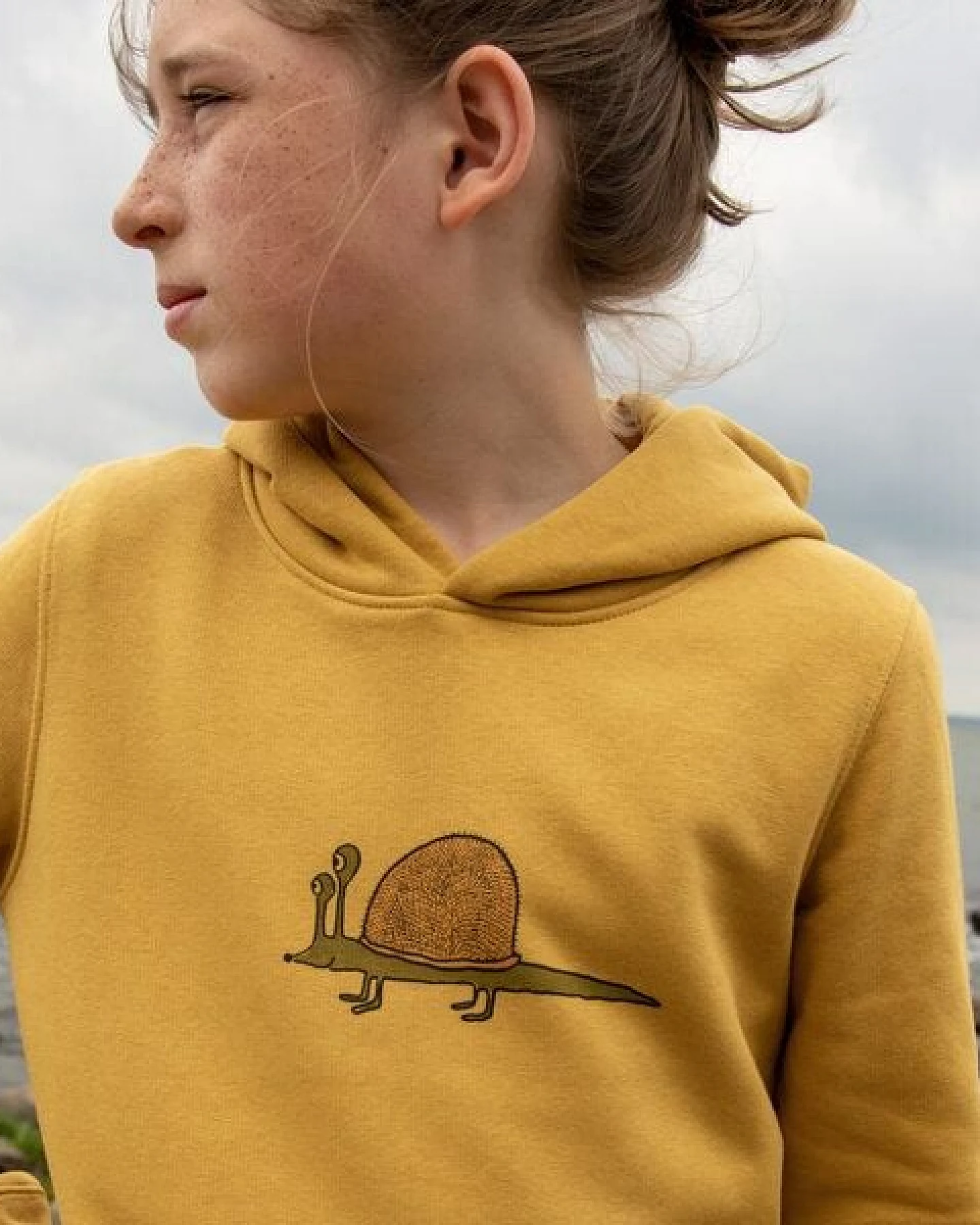 Cmig Kinder Hoodie Schnigel in ochre – Ansicht 2