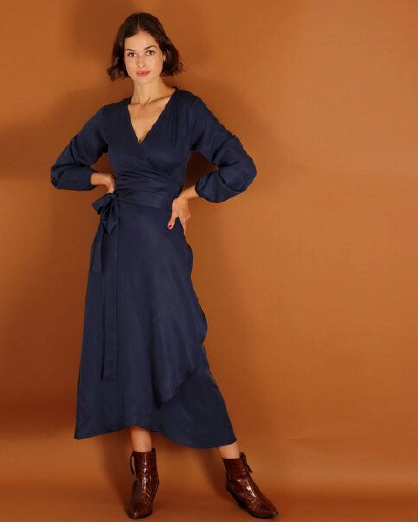 ManduTrap Langärmeliges Tencel Wickelkleid Tara in blau oder berry – Ansicht 2