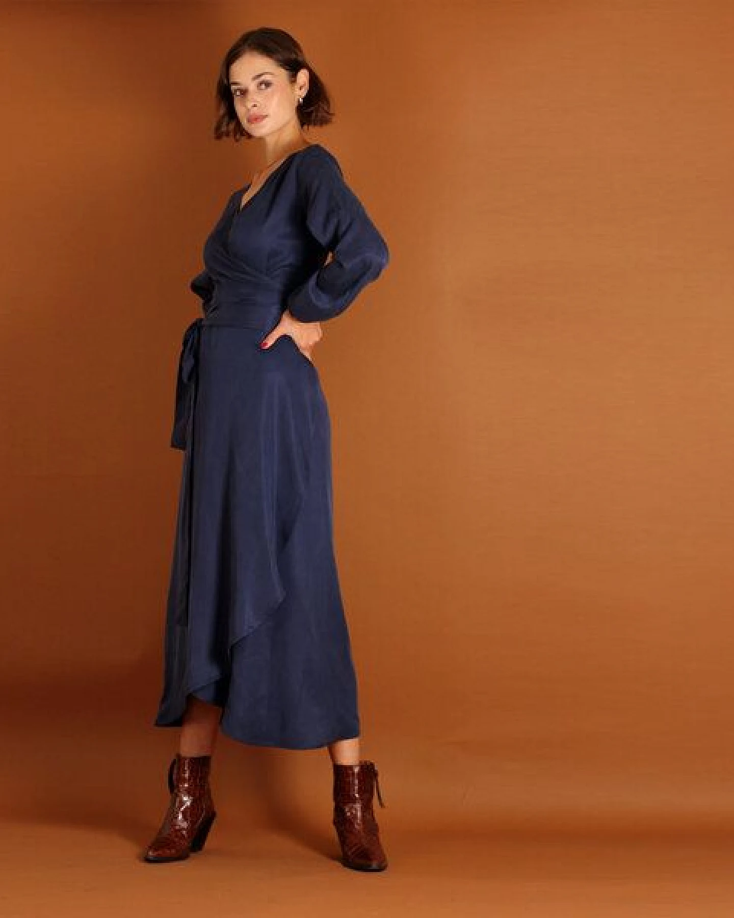 ManduTrap Langärmeliges Tencel Wickelkleid Tara in blau oder berry – Ansicht 4