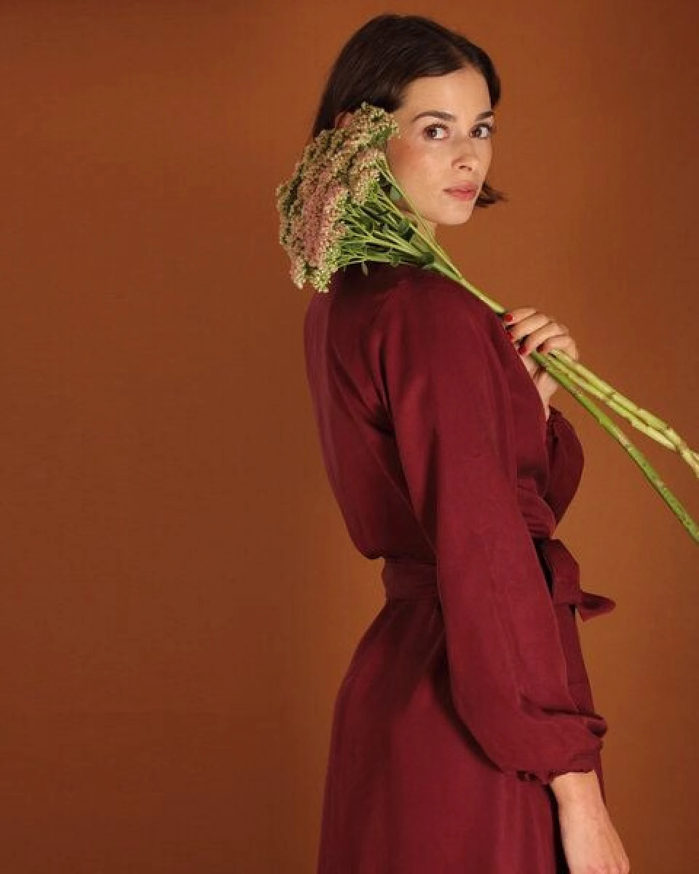 ManduTrap Langärmeliges Tencel Wickelkleid Tara in blau oder berry – Ansicht 2