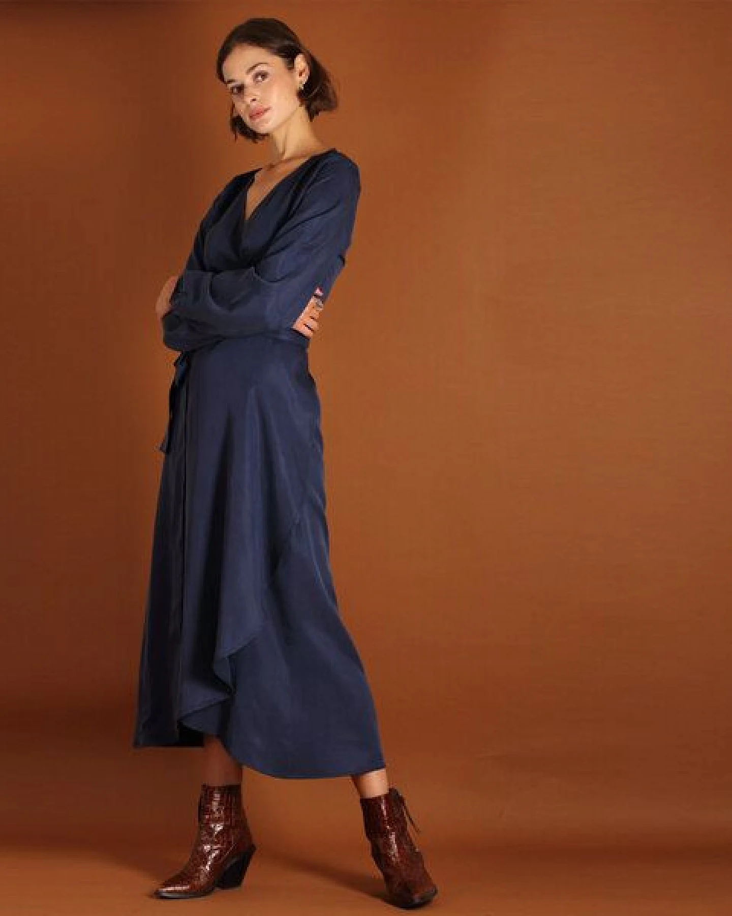 ManduTrap Langärmeliges Tencel Wickelkleid Tara in blau oder berry – Ansicht 2