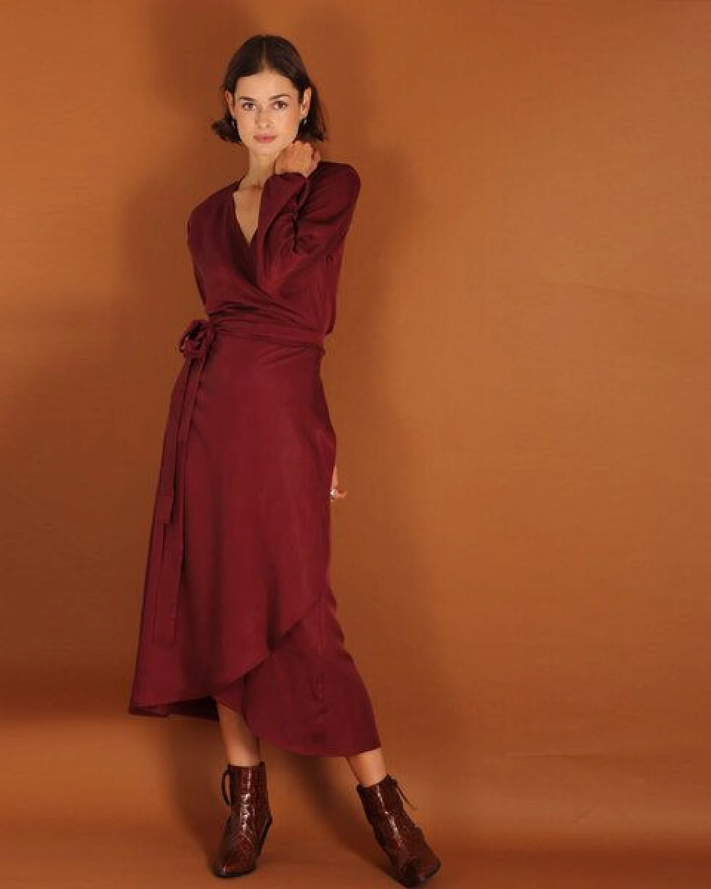 ManduTrap Langärmeliges Tencel Wickelkleid Tara in blau oder berry – Ansicht 2
